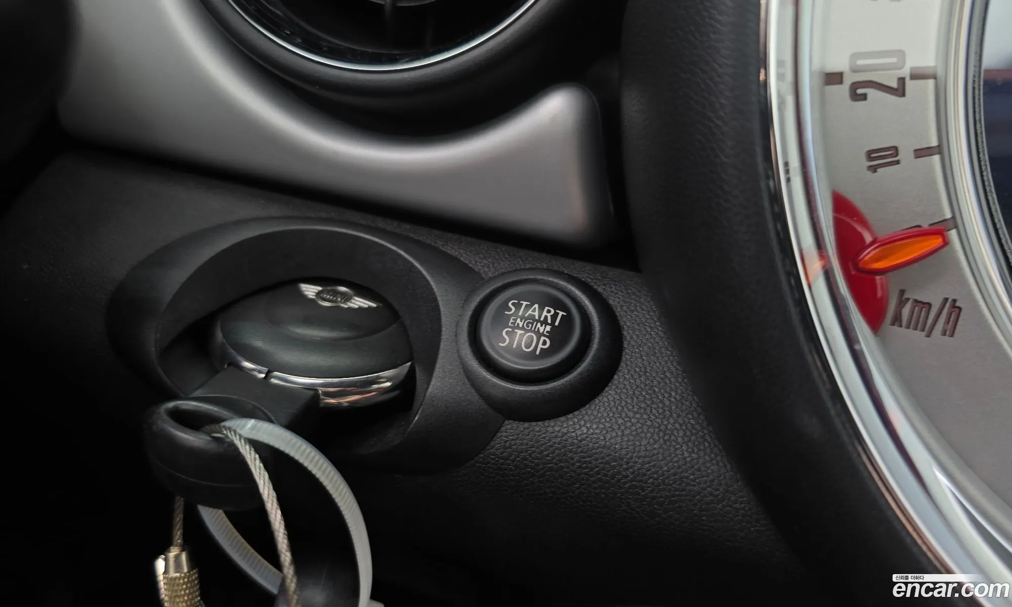 Mini Cooper Convertible 2014 WMWZN3108ET656796 — 5