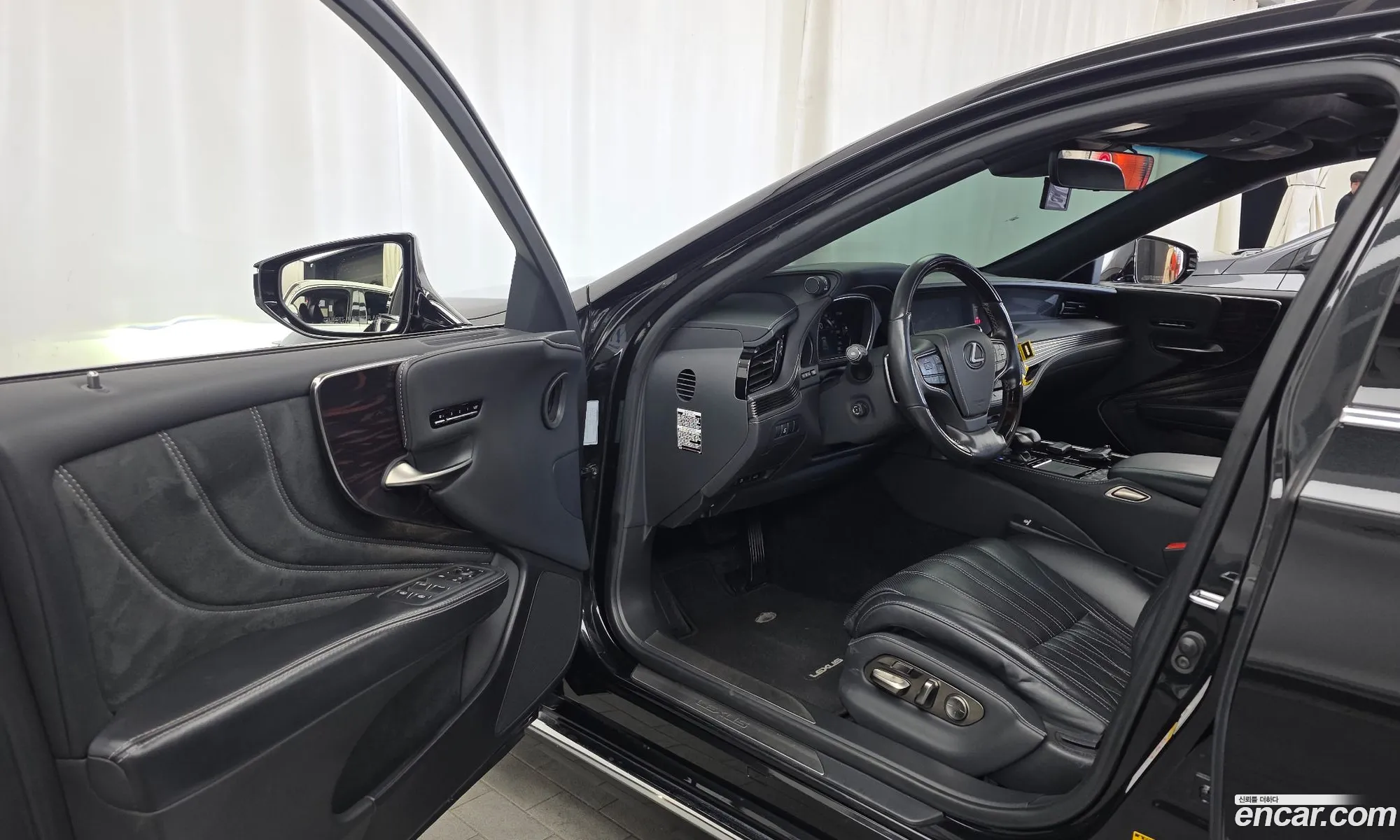 Lexus LS500h 2018 JTHBYLFFXJ5000847 — 19