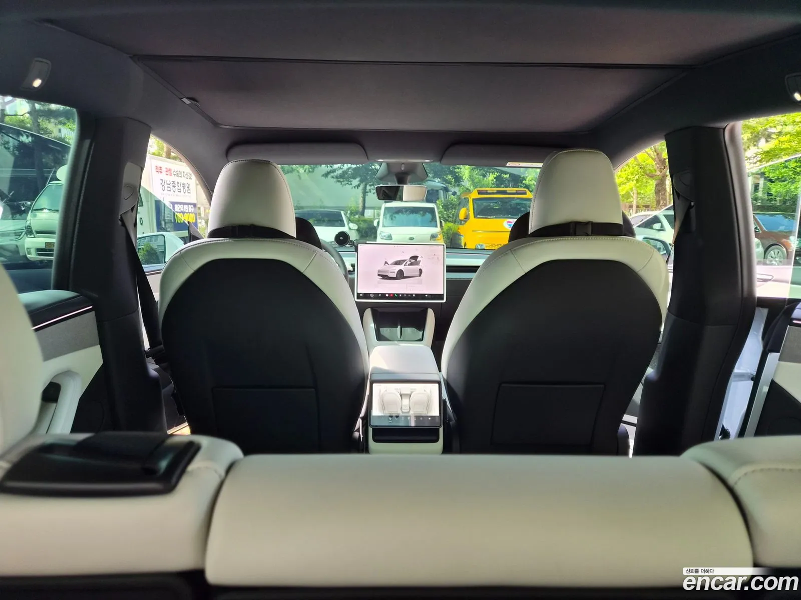 Tesla Model Y 2026 — 17