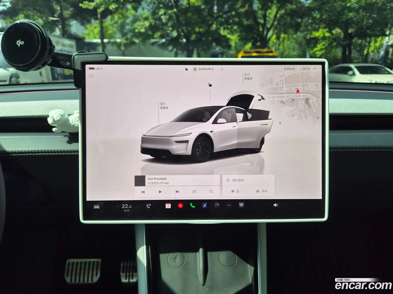 Tesla Model Y 2026 — 9