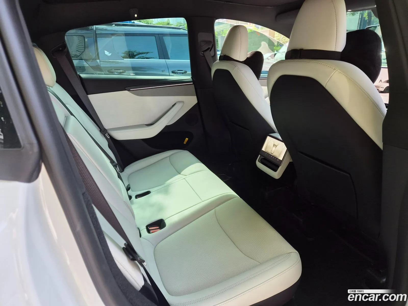 Tesla Model Y 2026 — 8