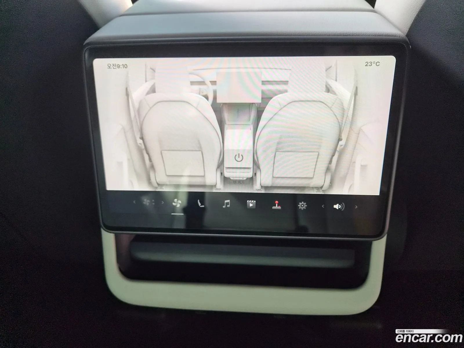 Tesla Model Y 2026 — 16