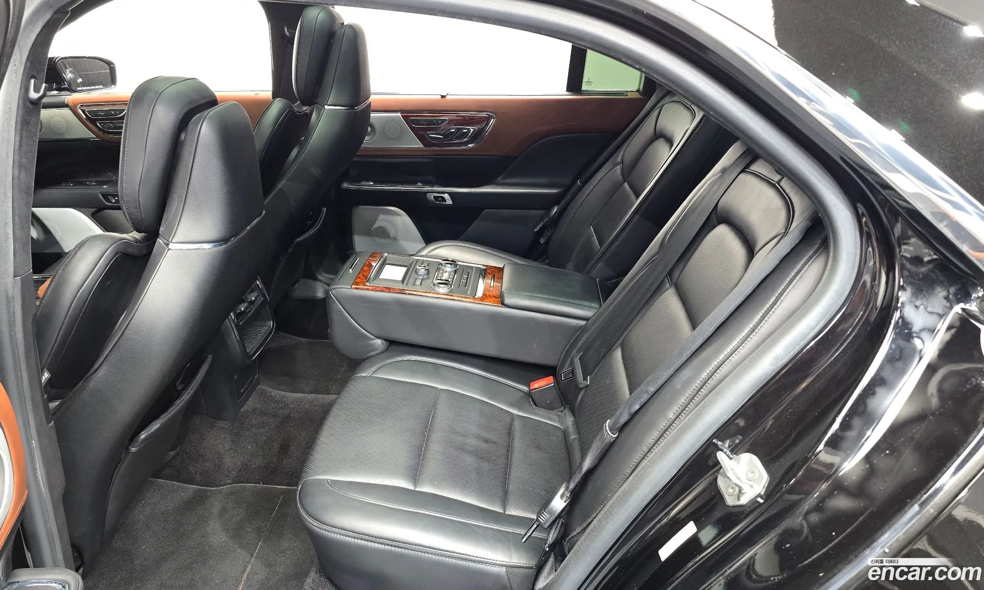 Lincoln Continental 10th Gen 2017 1LN6L9BC8H5618660 — 17