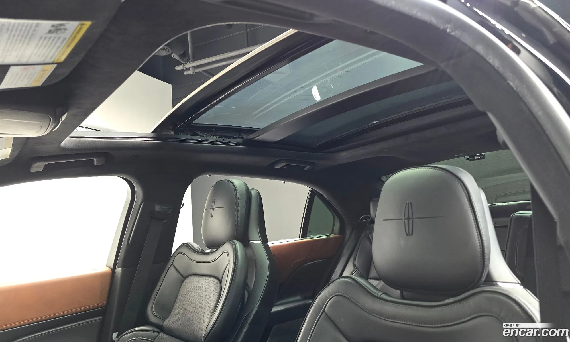 Lincoln Continental 10th Gen 2017 1LN6L9BC8H5618660 — 4