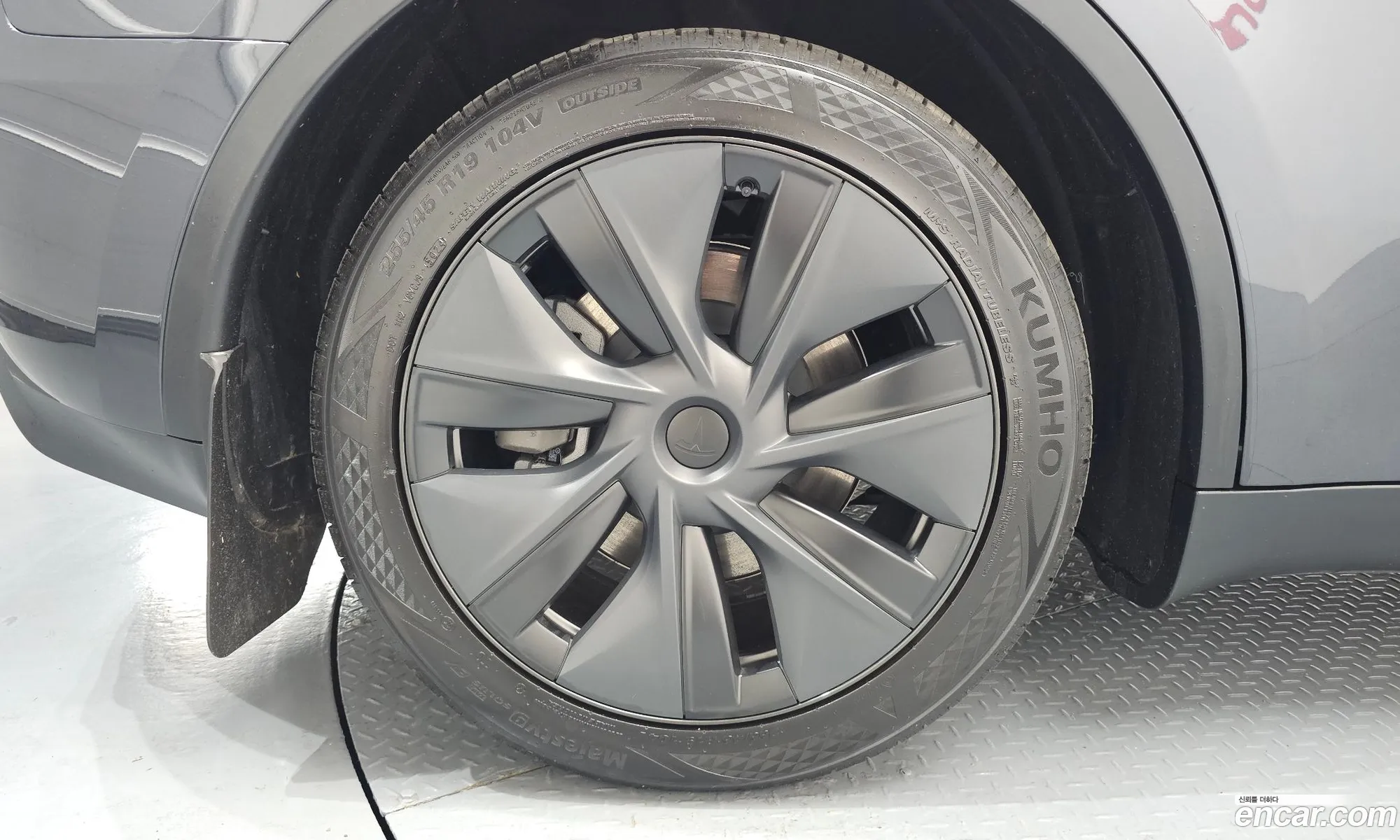 Tesla Model Y 2025 — 17