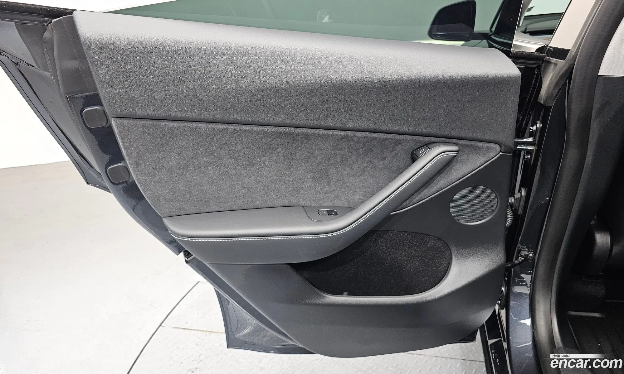 Tesla Model Y 2025 — 30