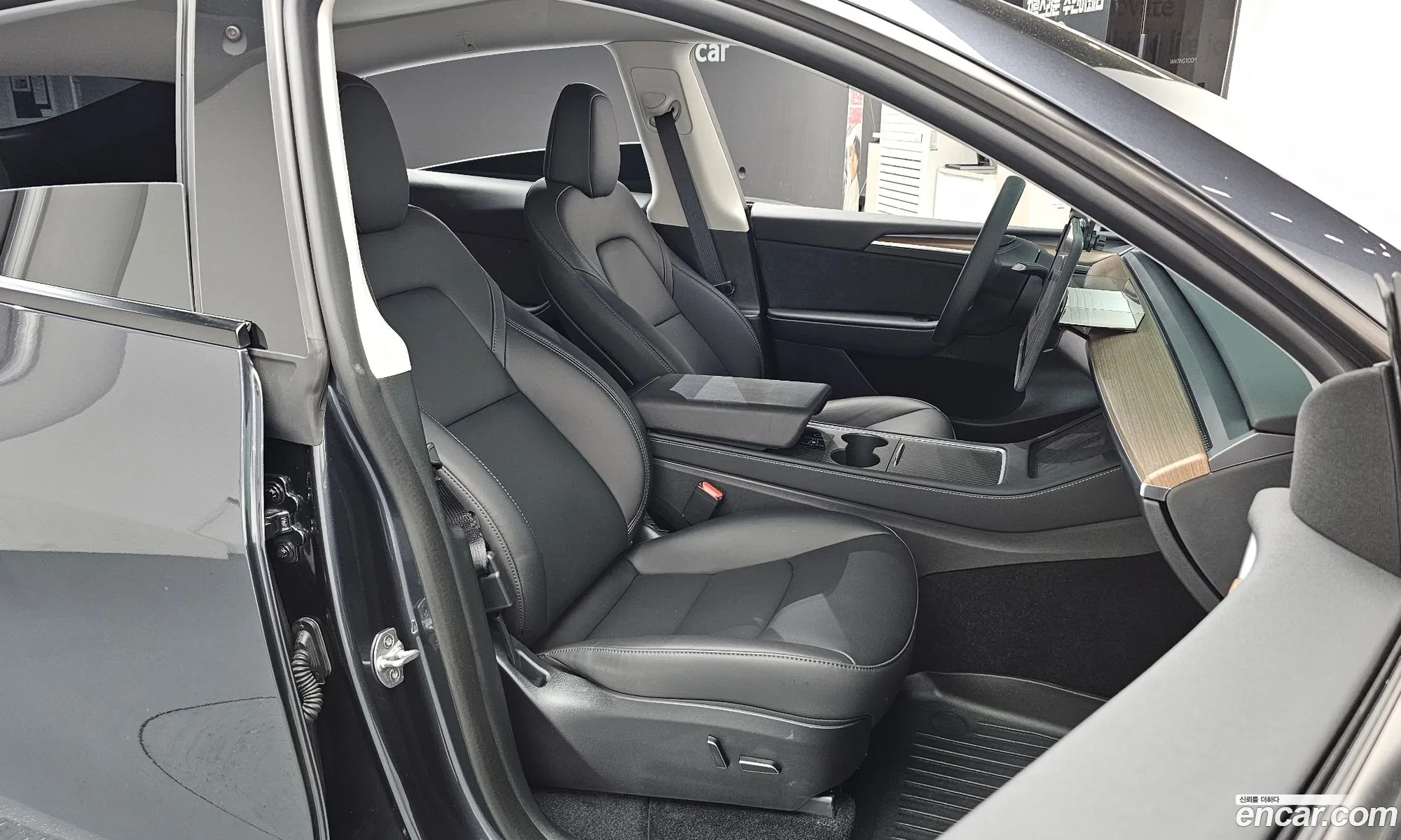 Tesla Model Y 2025 — 27