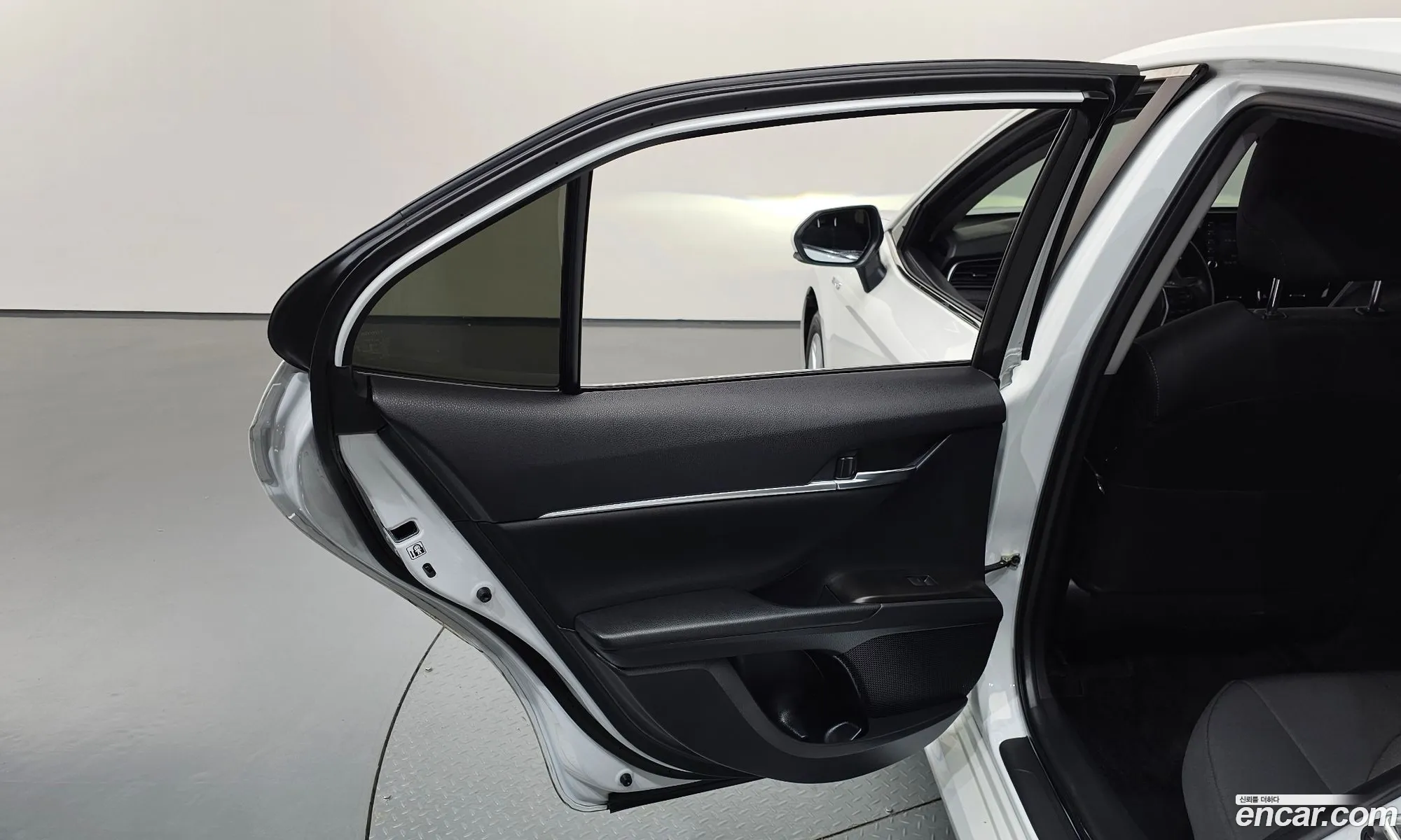 Toyota Camry 2023 — 24