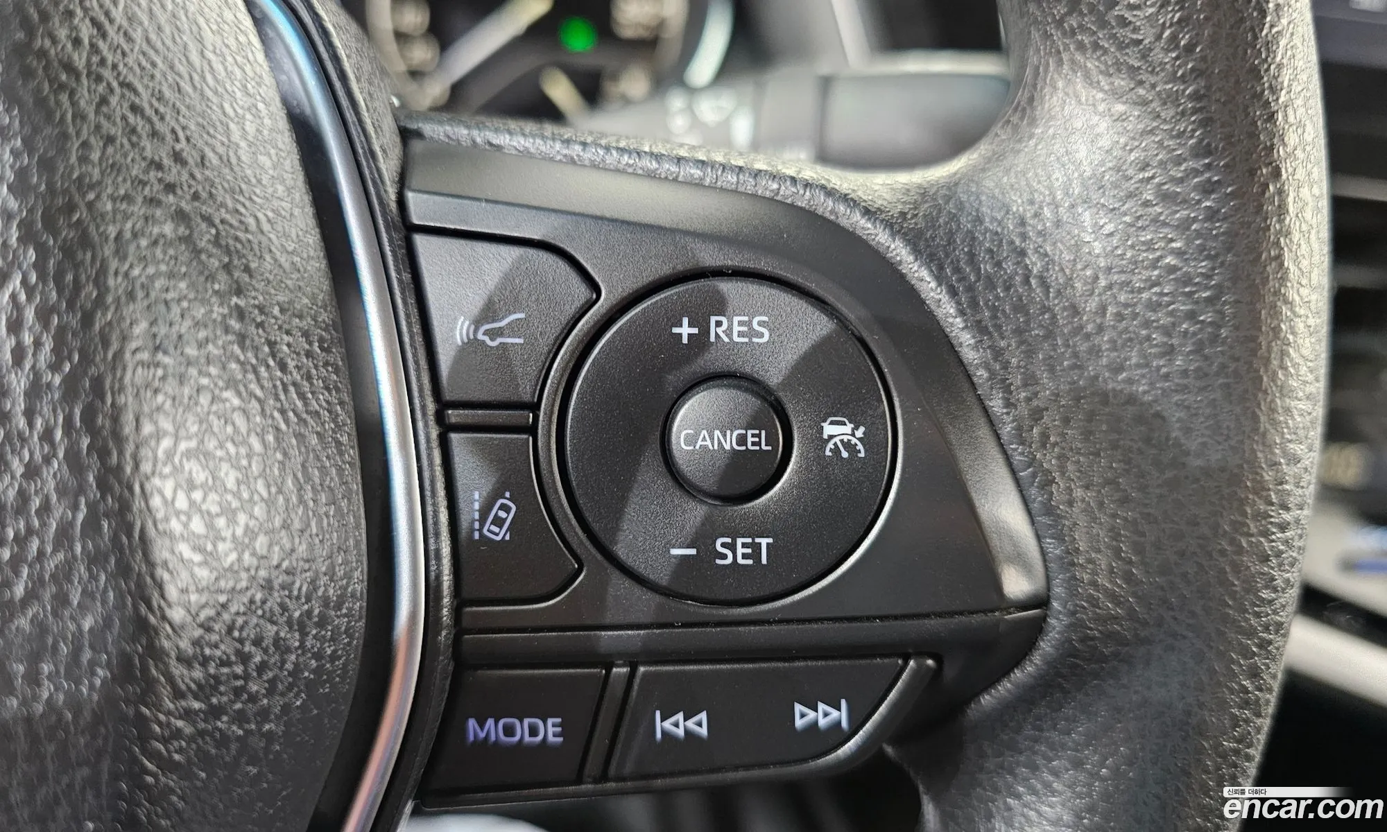 Toyota Camry 2023 — 23