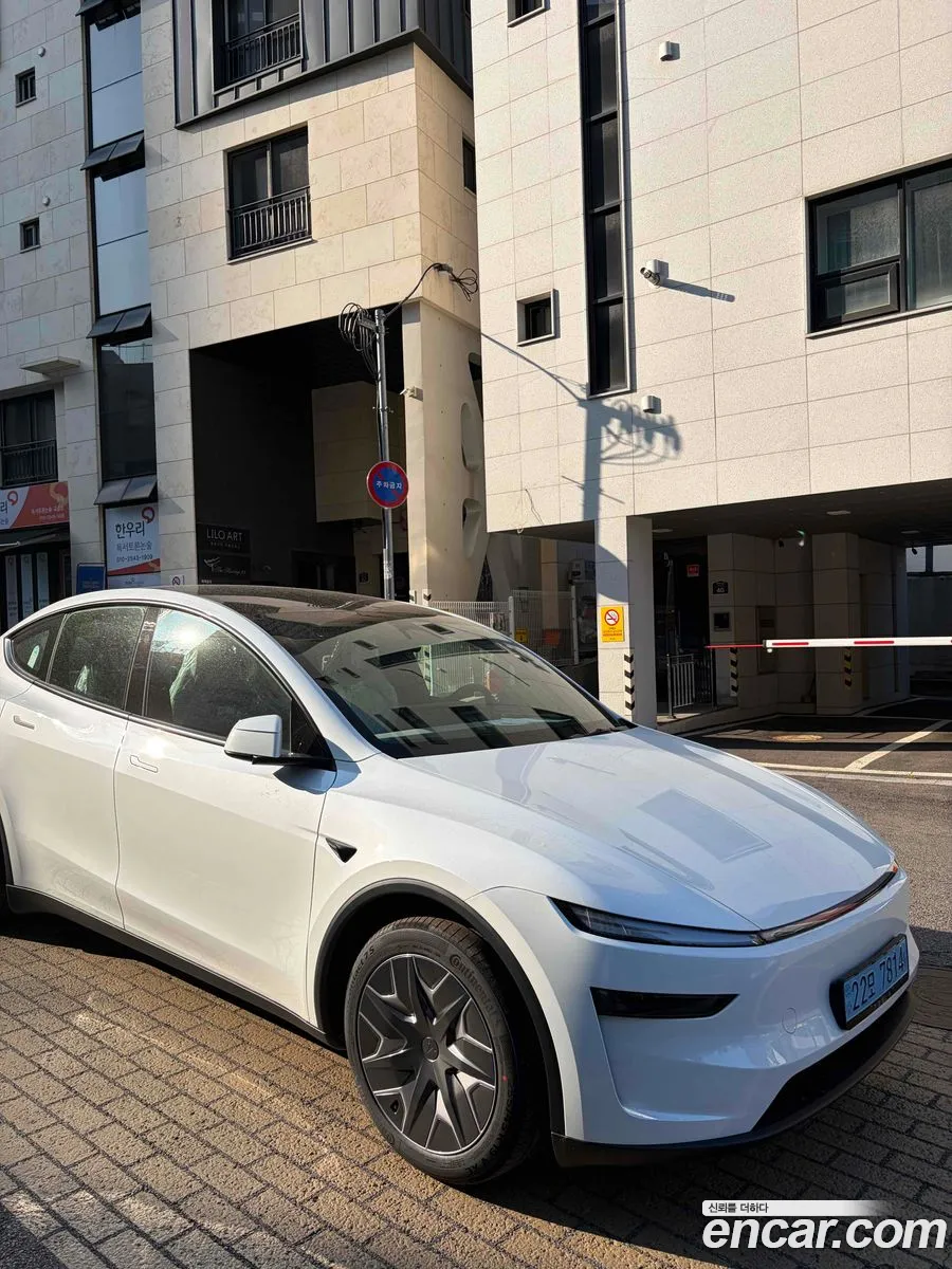 Tesla Model Y 2026 — 8