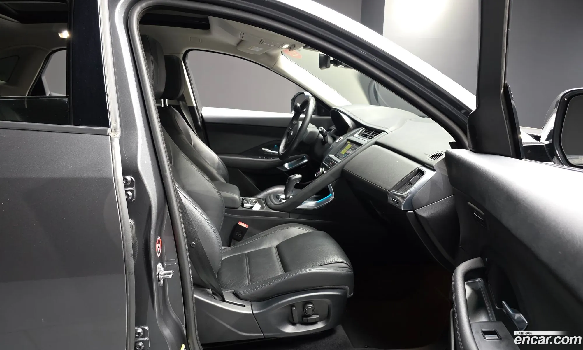 Jaguar E-Pace 2019 SADFA2BN2K1Z43763 — 19