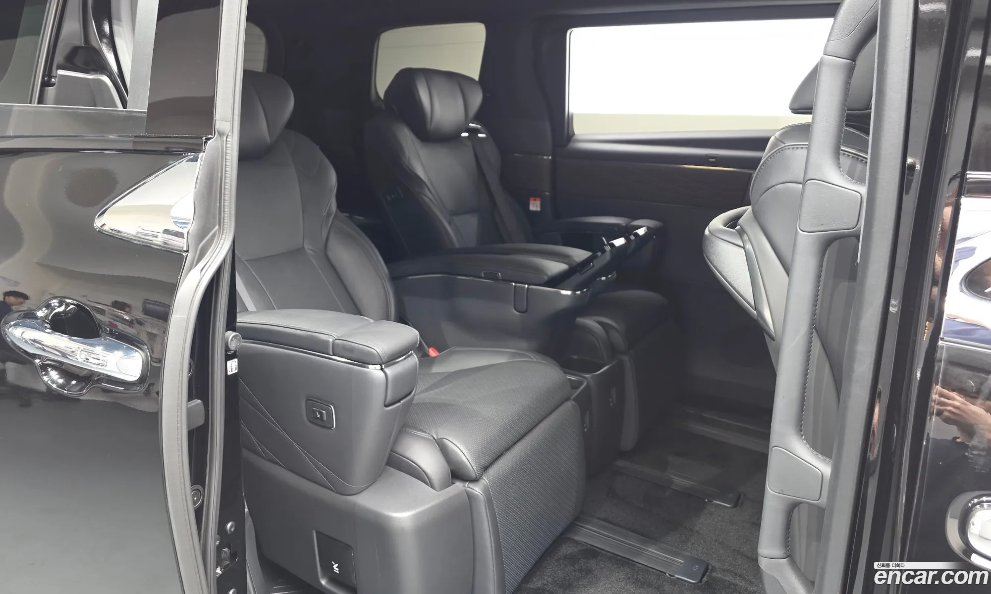 Toyota Alphard 2025 — 2