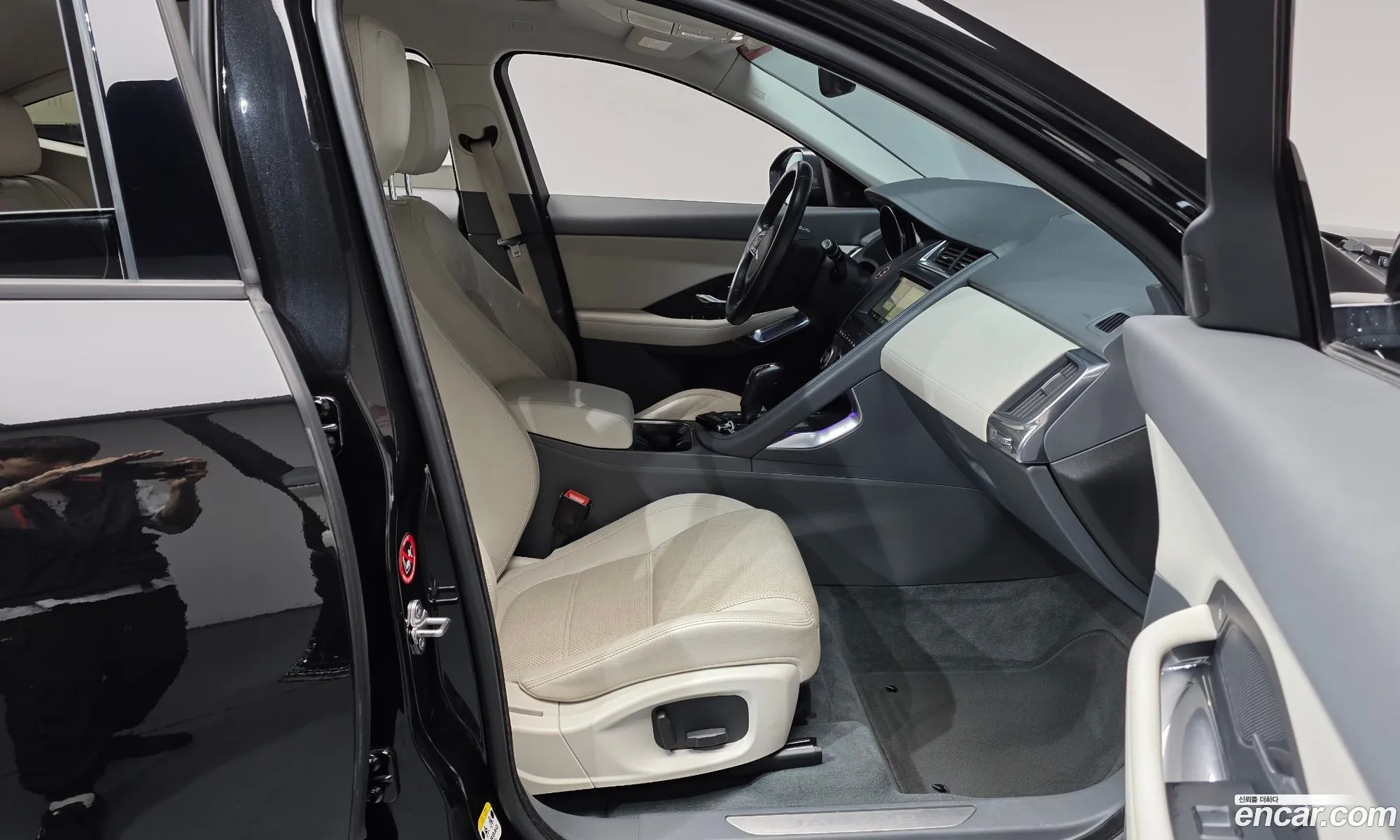 Jaguar E-Pace 2018 SADFA2BX9J1Z09240 — 23