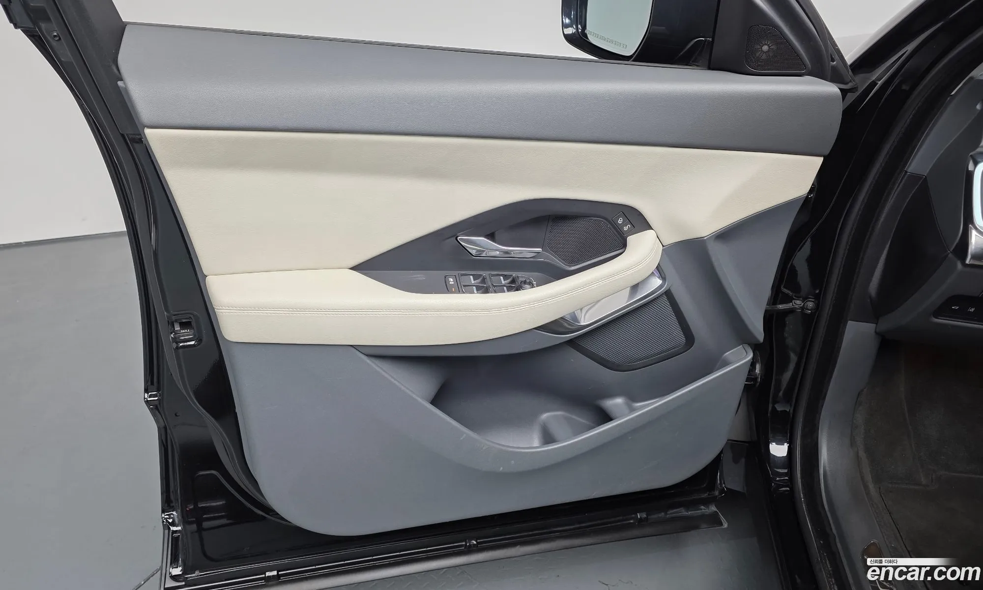 Jaguar E-Pace 2018 SADFA2BX9J1Z09240 — 22