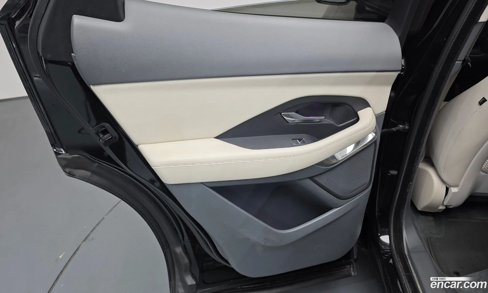 Jaguar E-Pace 2018 SADFA2BX9J1Z09240 — 3
