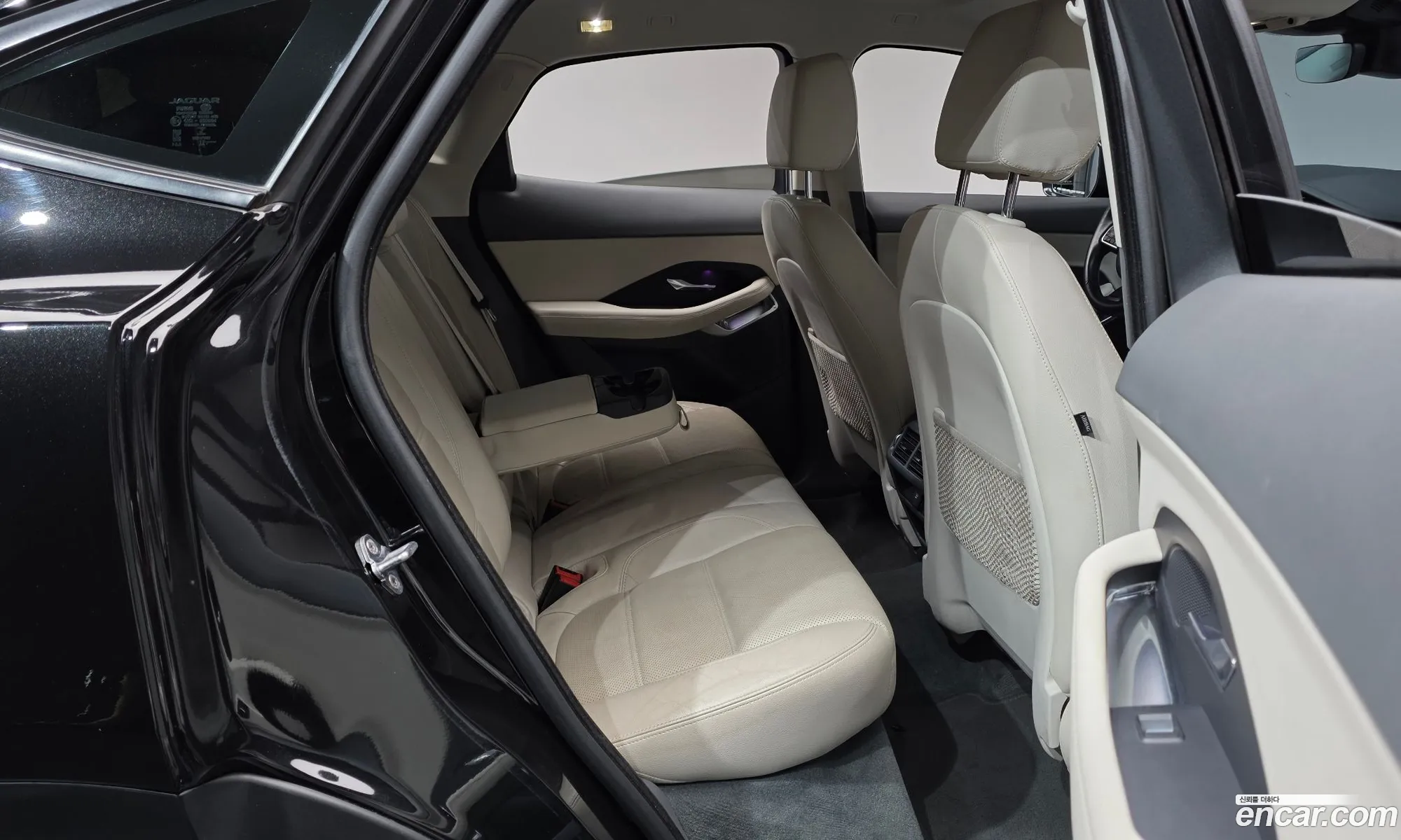 Jaguar E-Pace 2018 SADFA2BX9J1Z09240 — 24