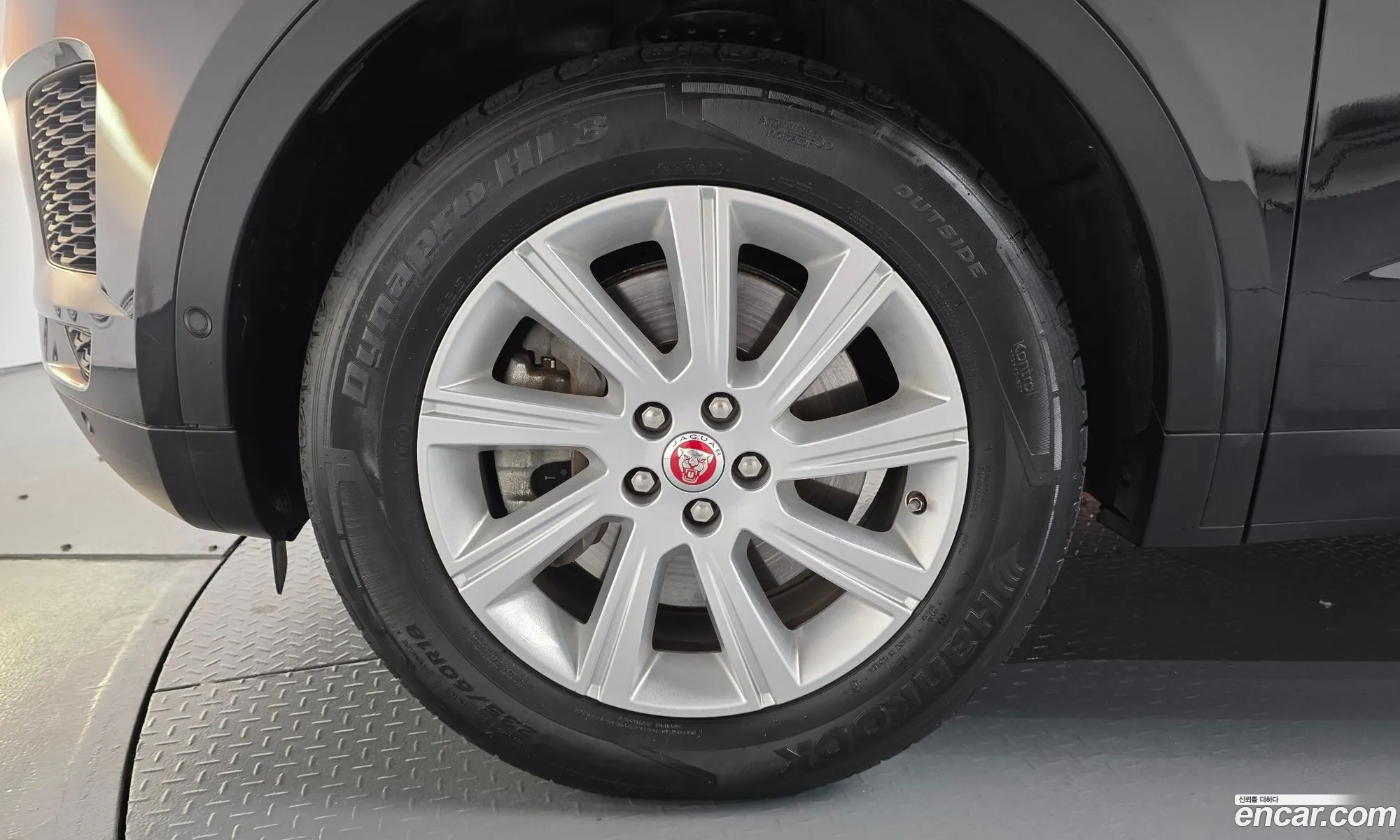 Jaguar E-Pace 2018 SADFA2BX9J1Z09240 — 29