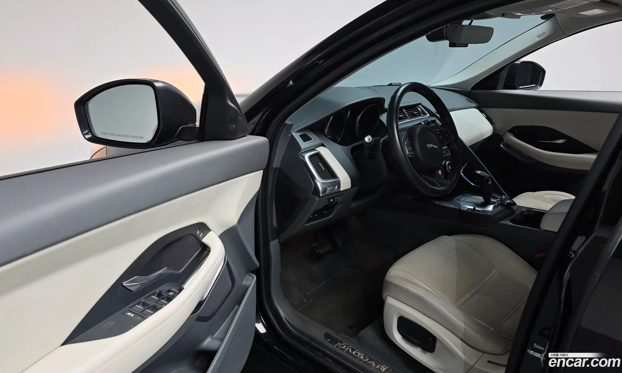 Jaguar E-Pace 2018 SADFA2BX9J1Z09240 — 28