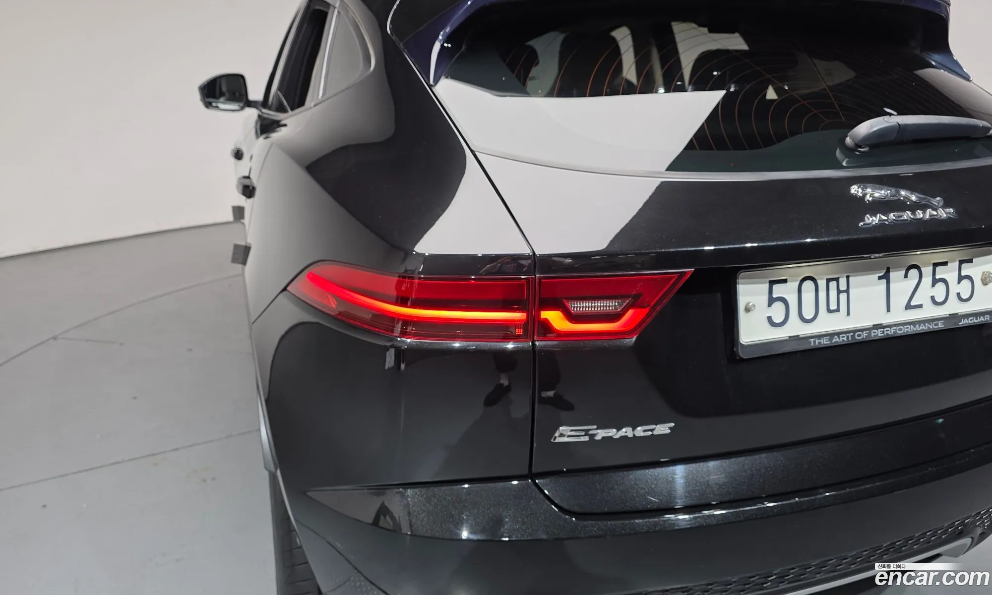 Jaguar E-Pace 2018 SADFA2BX9J1Z09240 — 27
