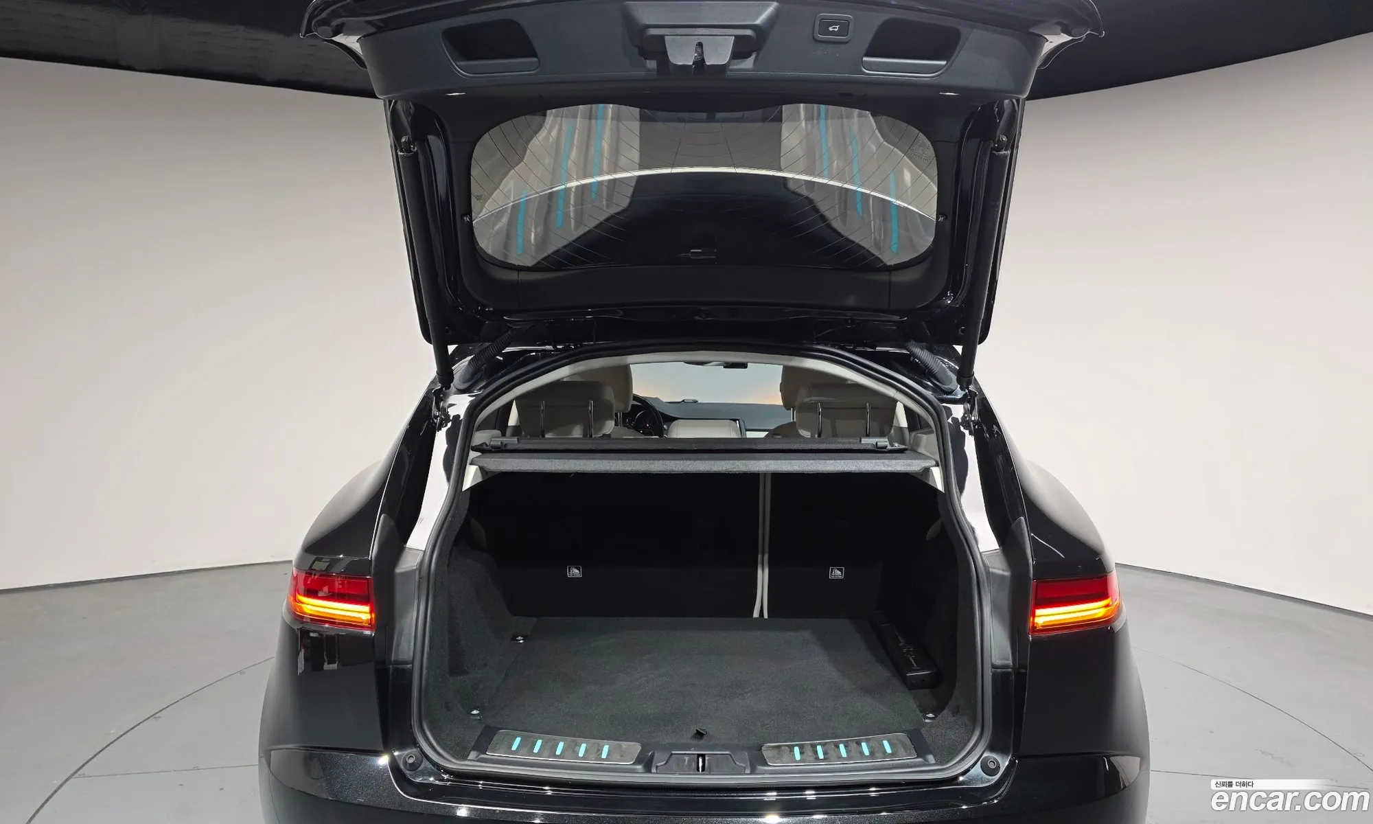 Jaguar E-Pace 2018 SADFA2BX9J1Z09240 — 9