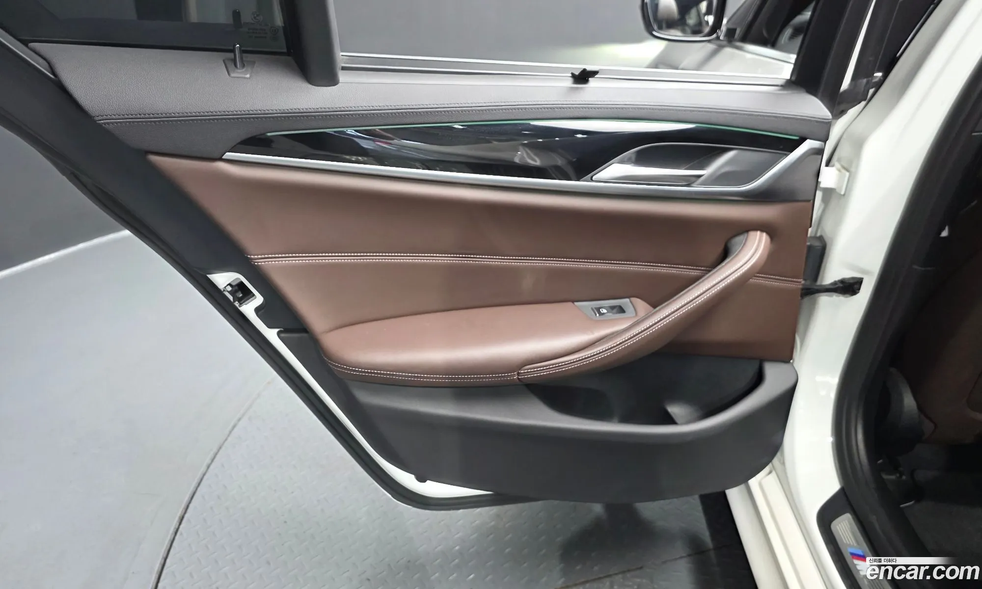 BMW 5 Series 2019 WBAJD9104KB277802 — 31