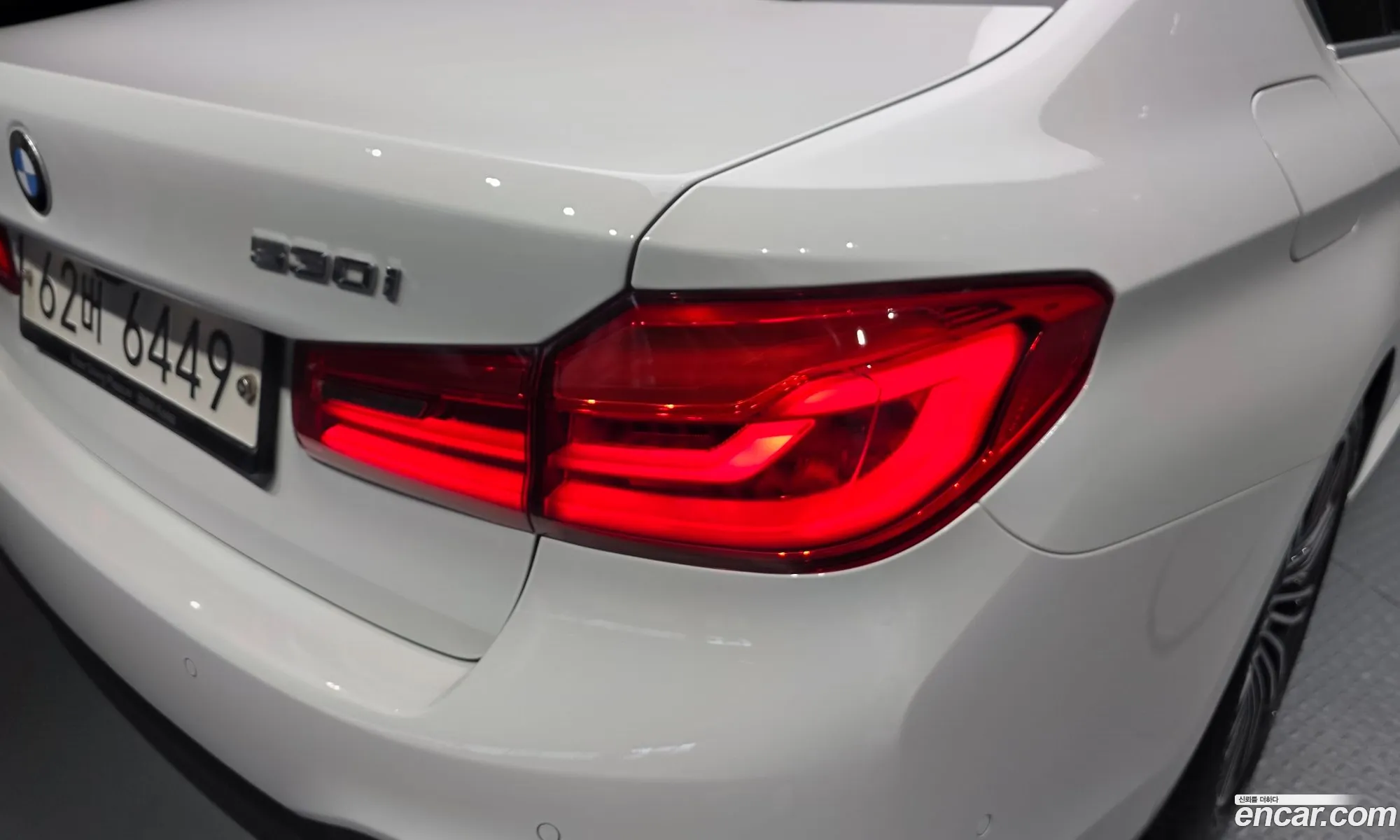 BMW 5 Series 2019 WBAJD9104KB277802 — 4