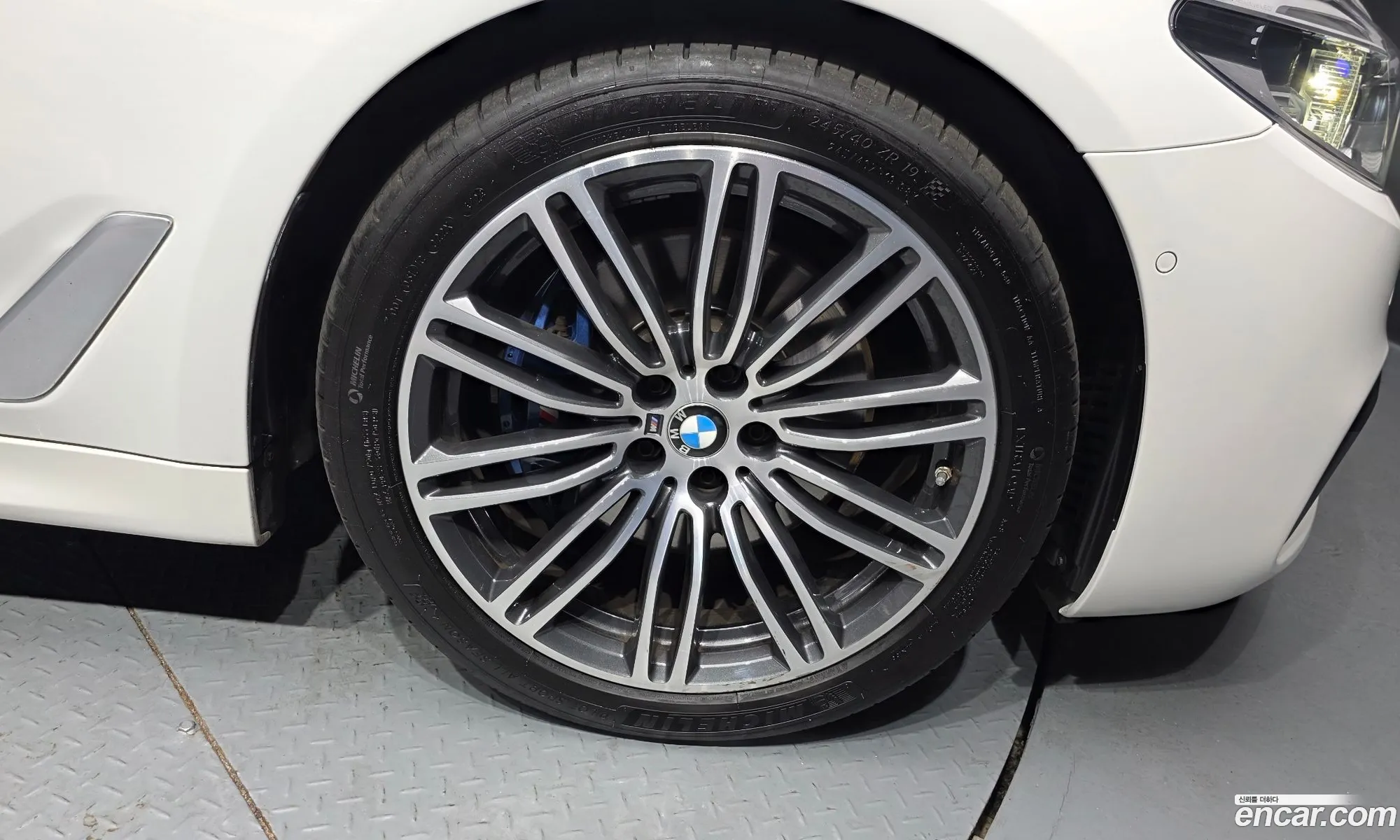 BMW 5 Series 2019 WBAJD9104KB277802 — 3