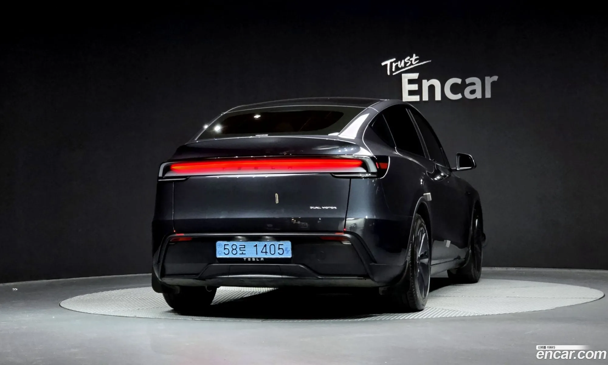 Tesla Model Y 2025 — 2