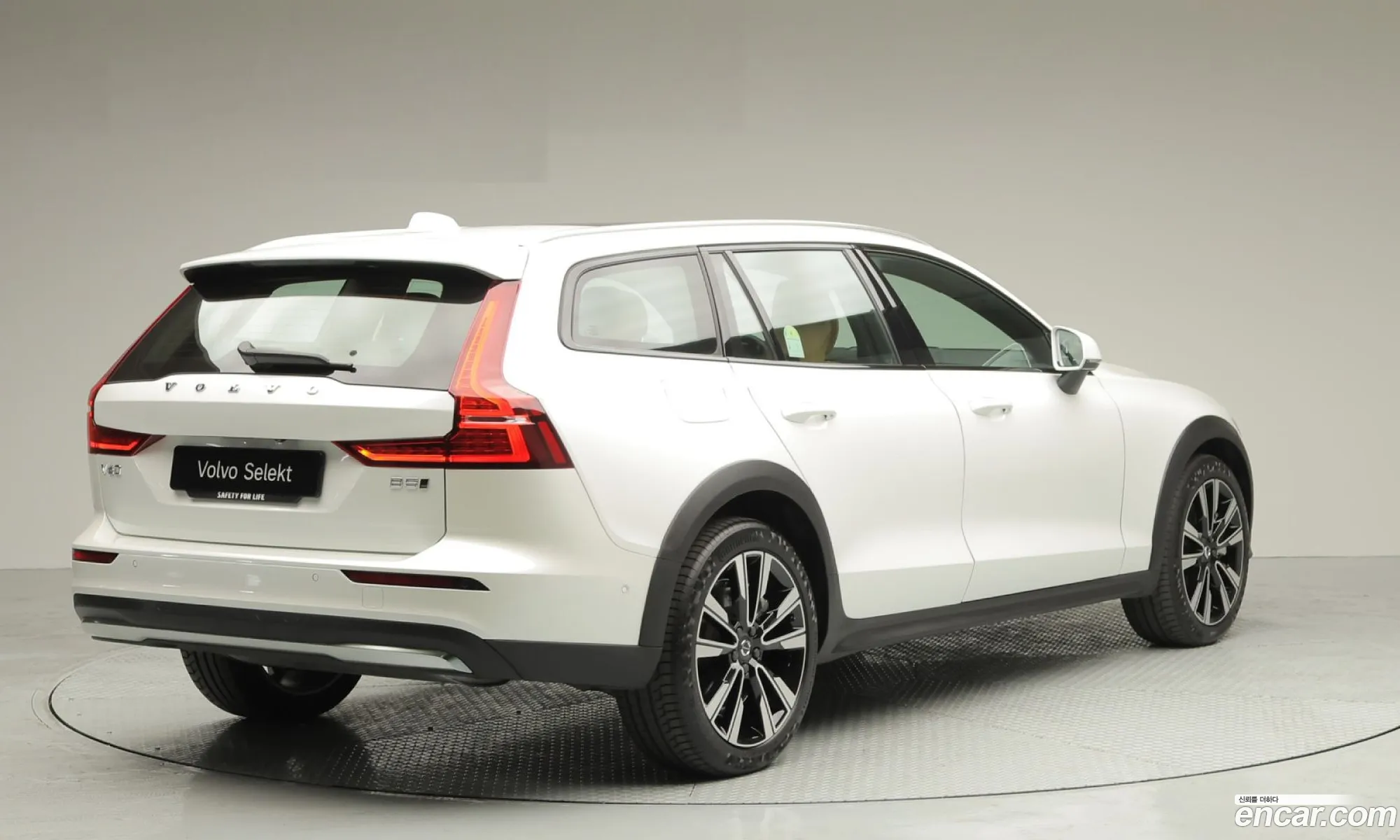 Volvo V60 Cross Country 2025 — 17