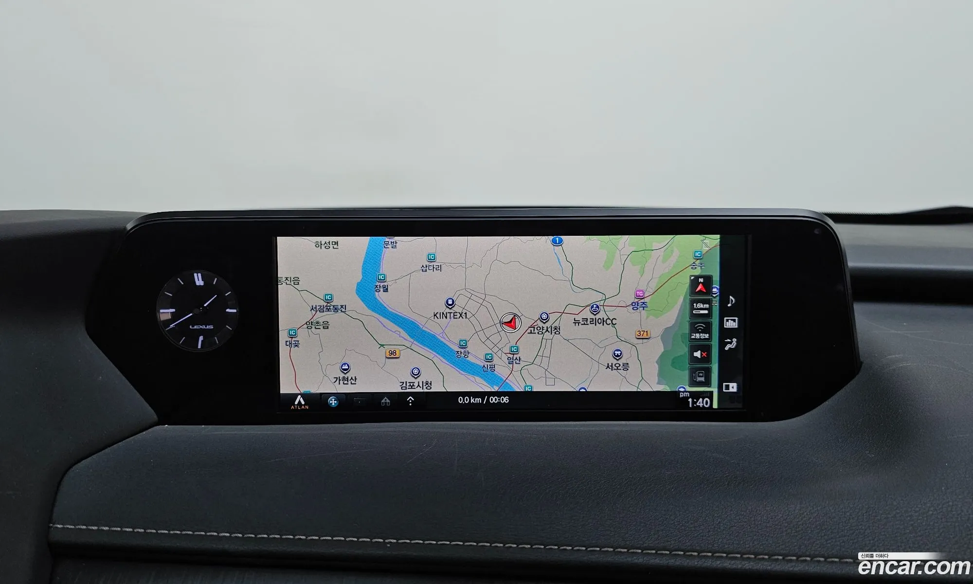 Lexus UX250h 2019 JTHU9JBH8K2000933 — 18
