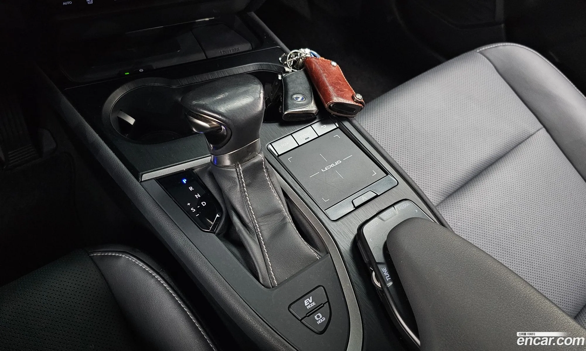 Lexus UX250h 2019 JTHU9JBH8K2000933 — 3