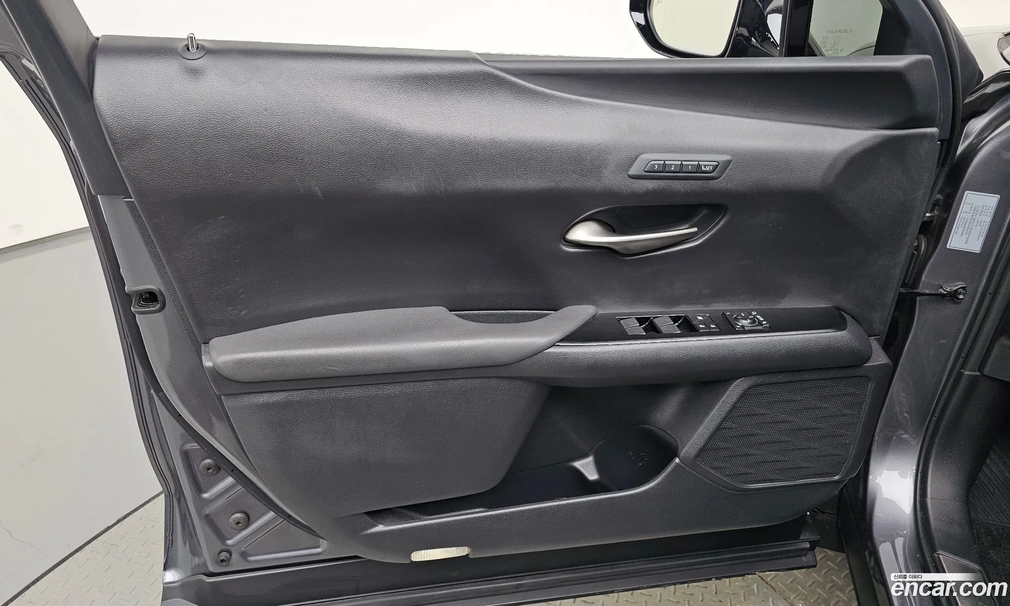 Lexus UX250h 2019 JTHU9JBH8K2000933 — 16
