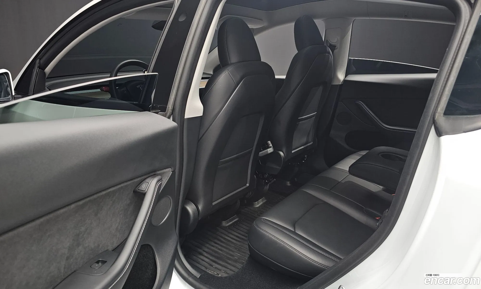 Tesla Model Y 2024 — 24