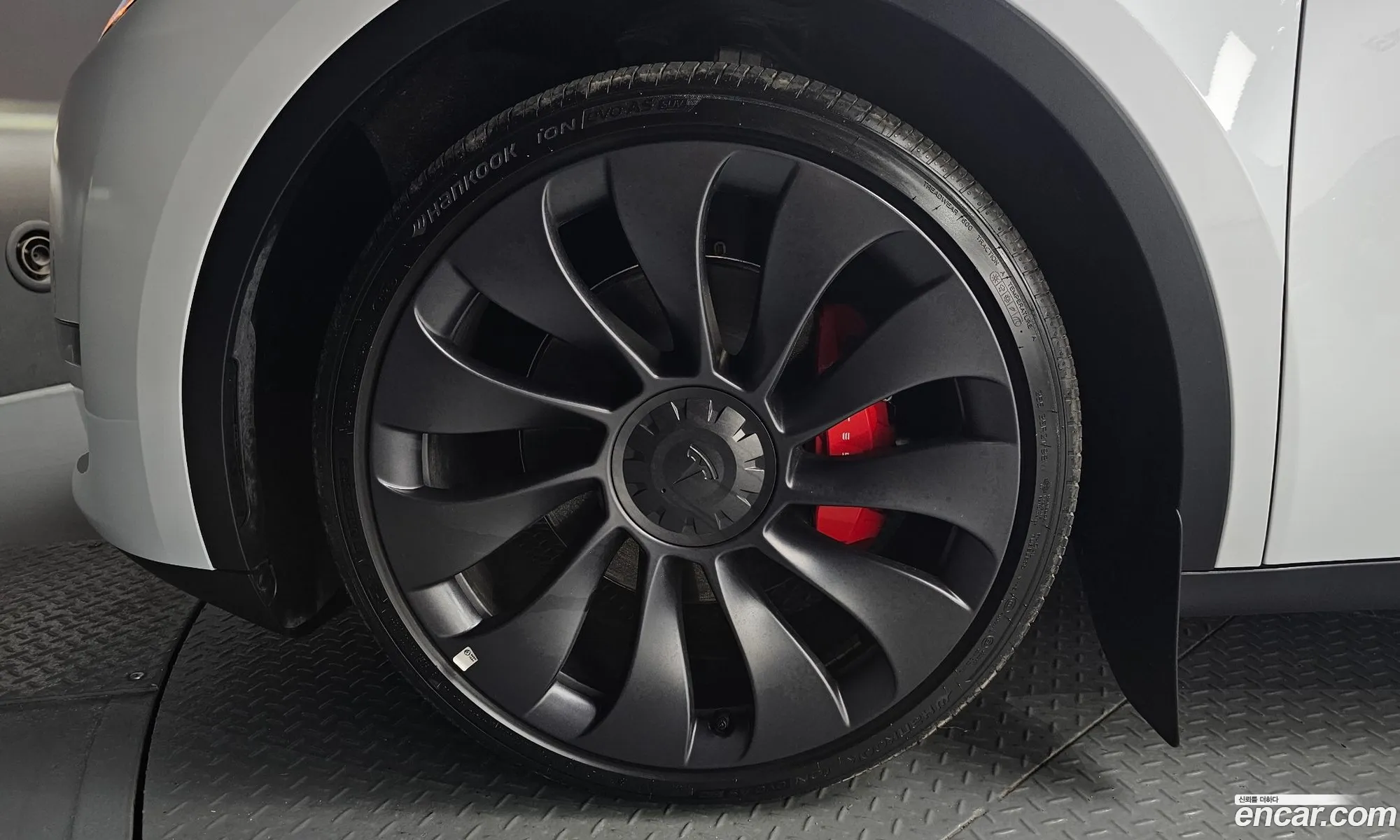 Tesla Model Y 2024 — 17