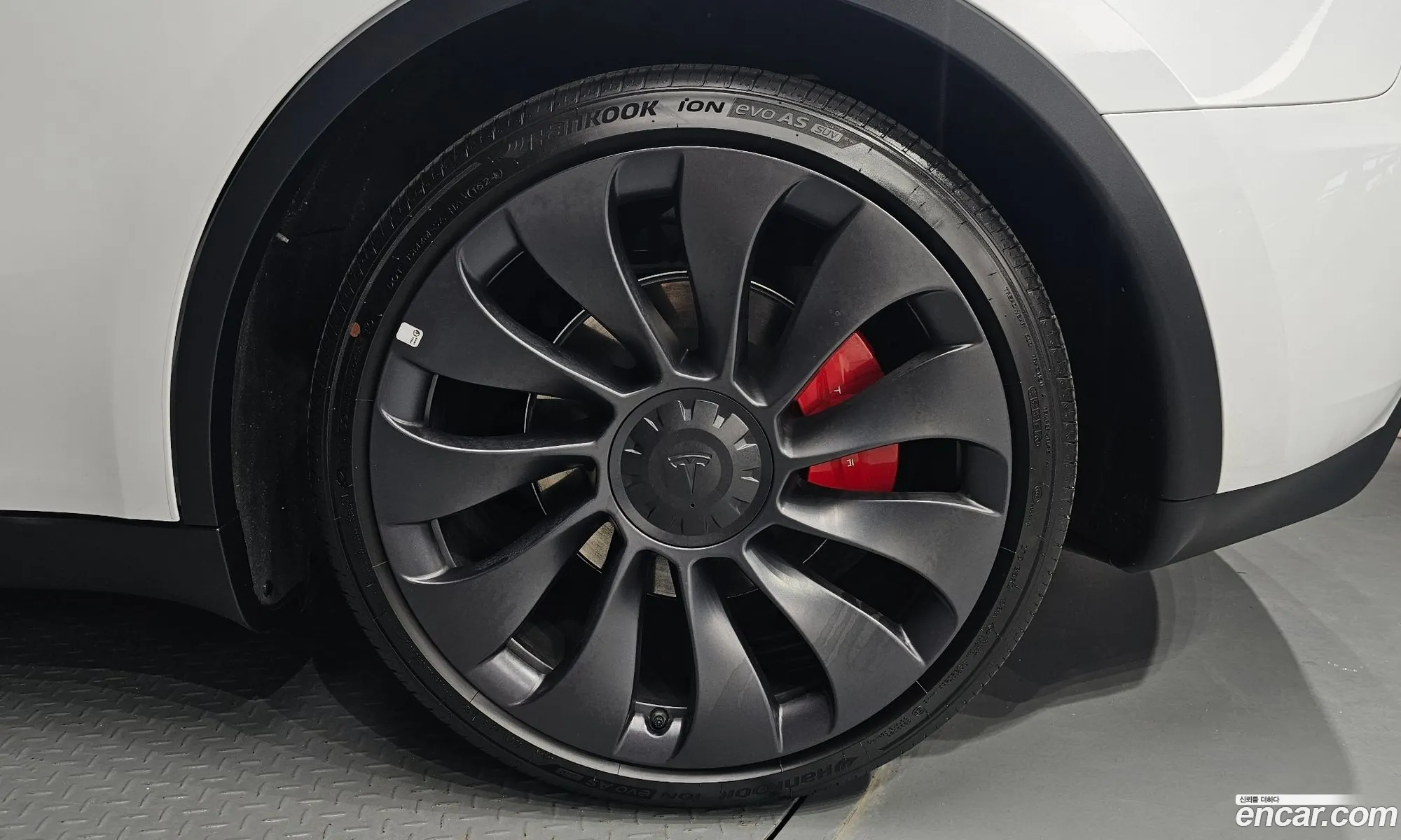 Tesla Model Y 2024 — 12
