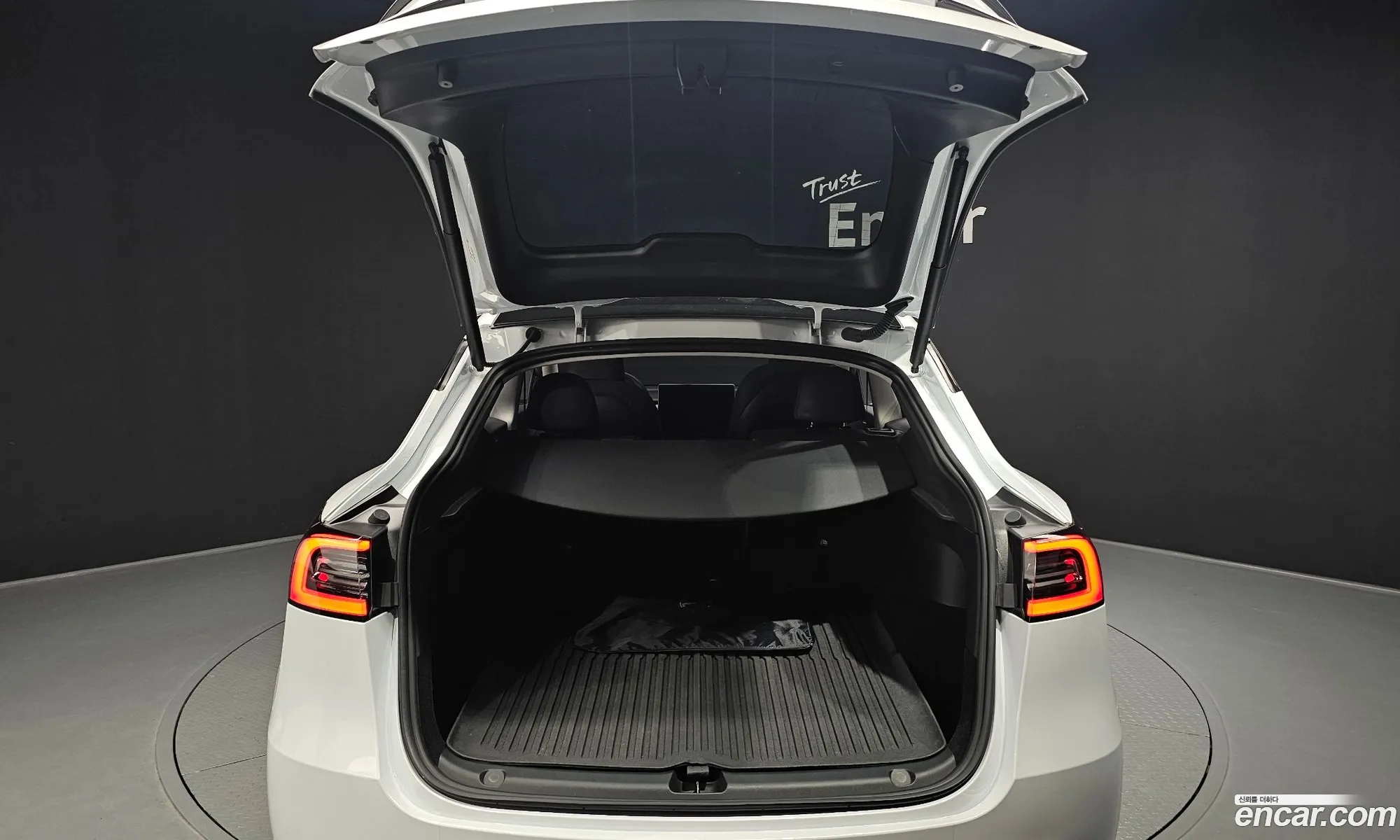 Tesla Model Y 2024 — 15