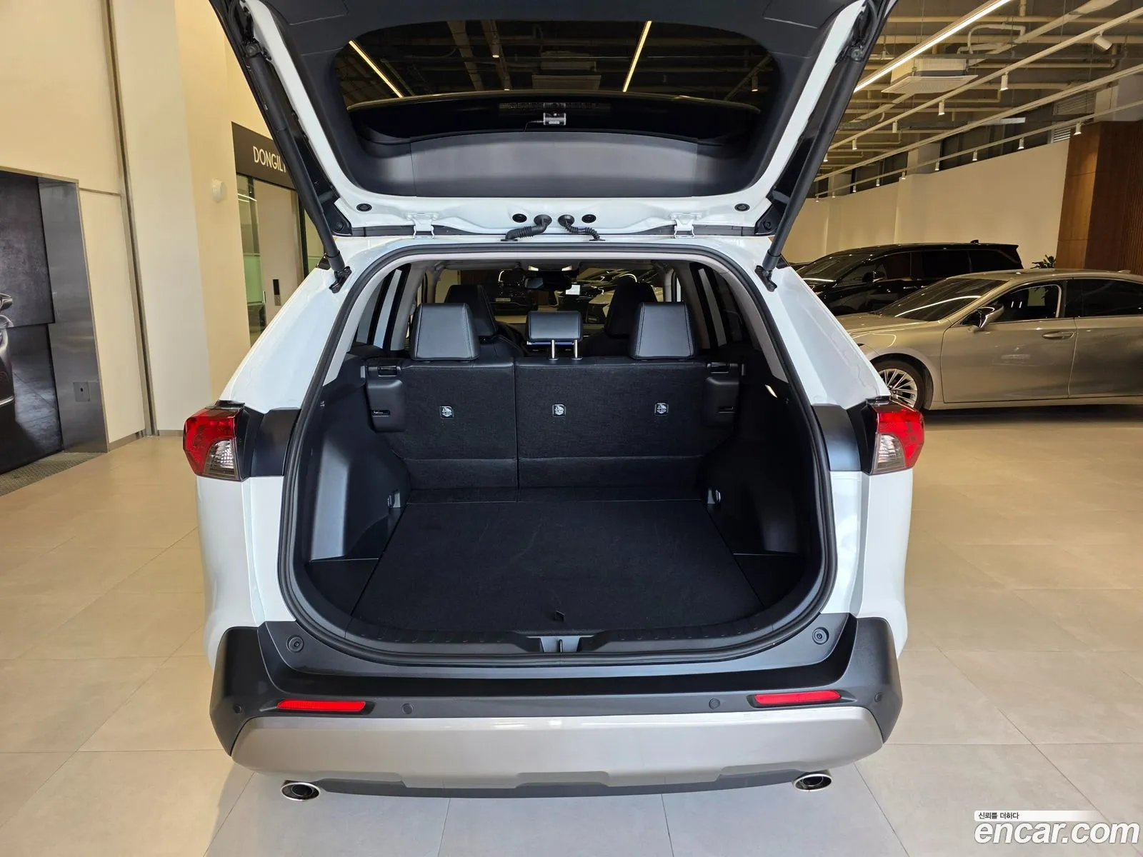 Toyota RAV4 2025 — 4