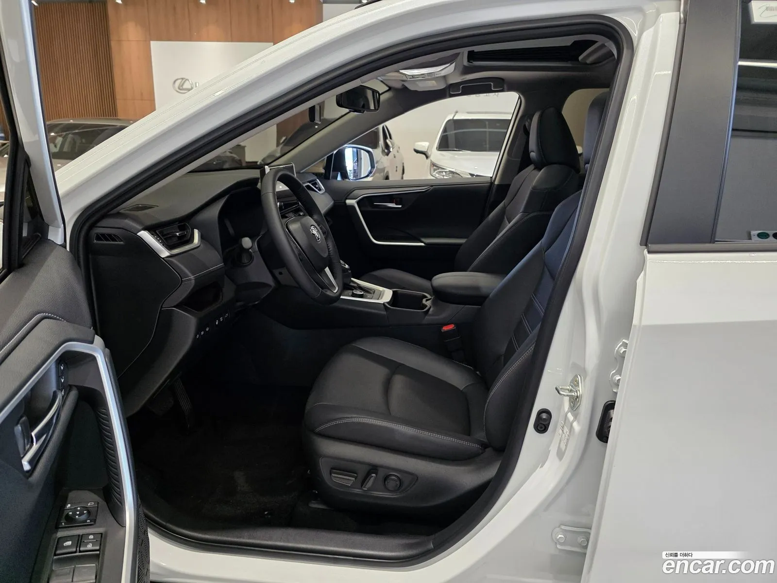 Toyota RAV4 2025 — 14
