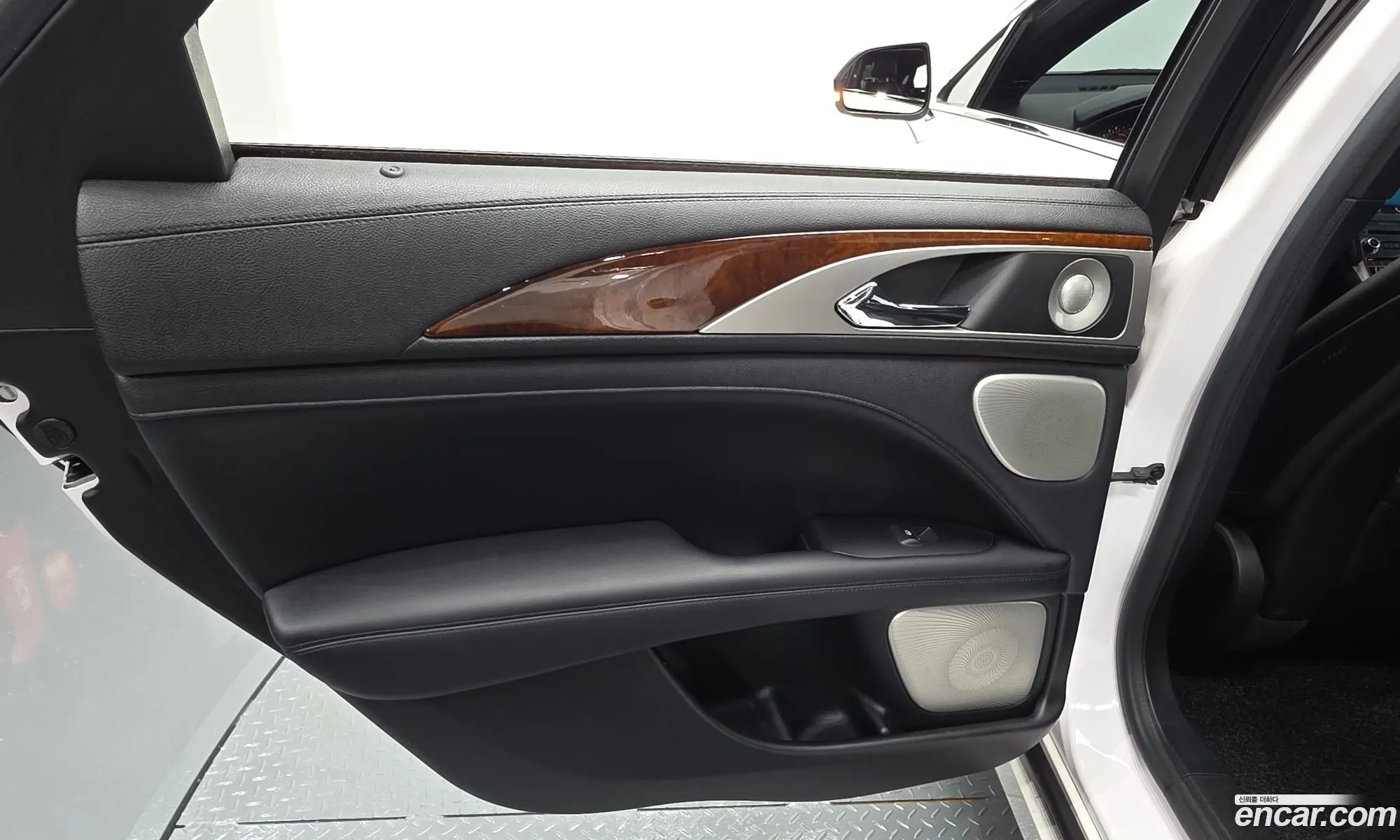 Lincoln MKZ 2017 3LN6L5E92HR626467 — 28