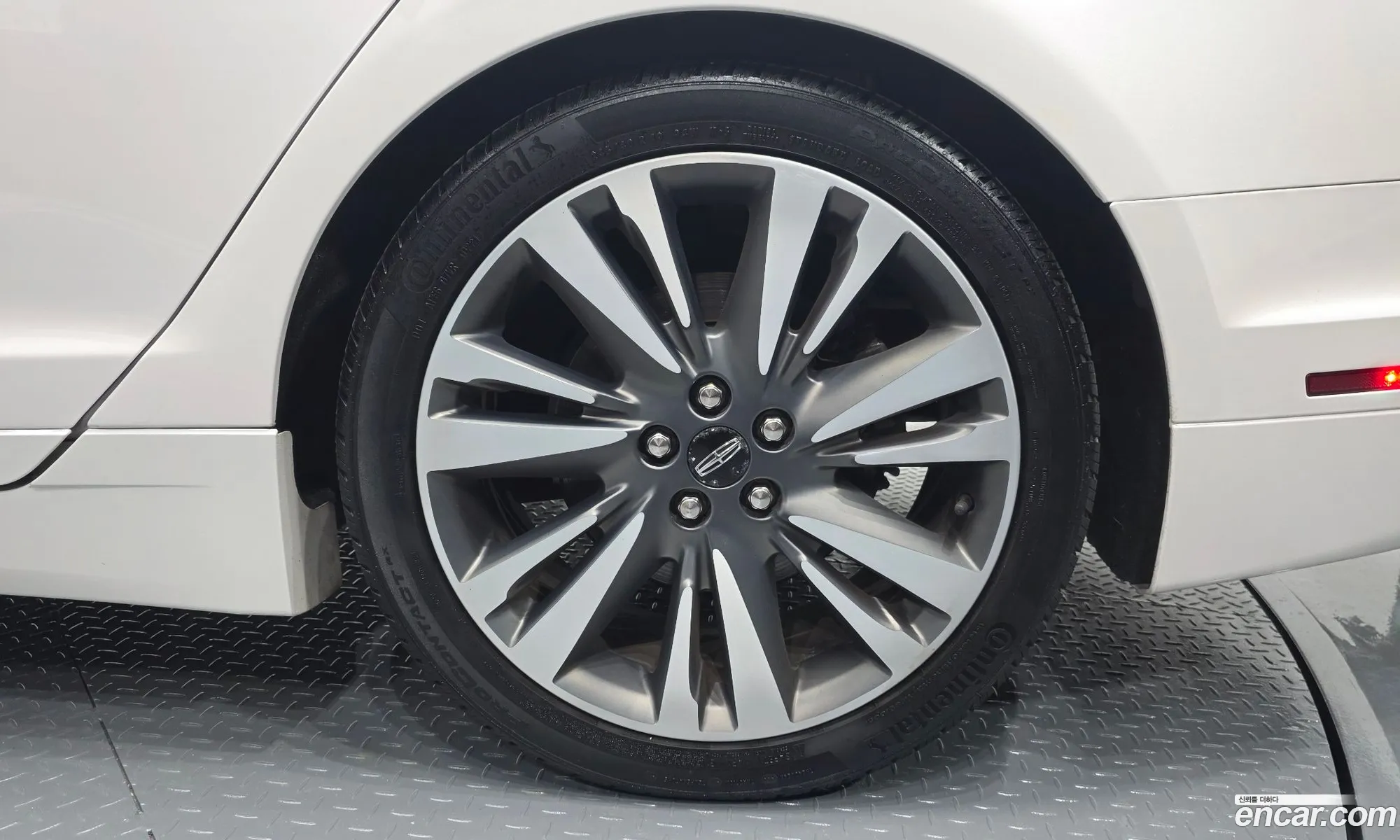Lincoln MKZ 2017 3LN6L5E92HR626467 — 16