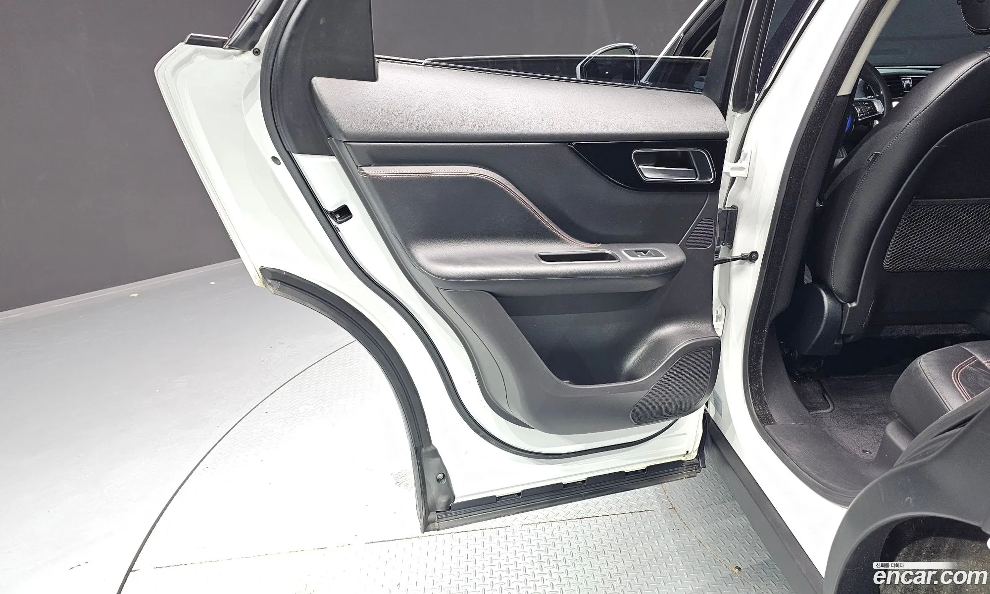 Jaguar F-Pace 2017 SADCA2BN1JA277836 — 34