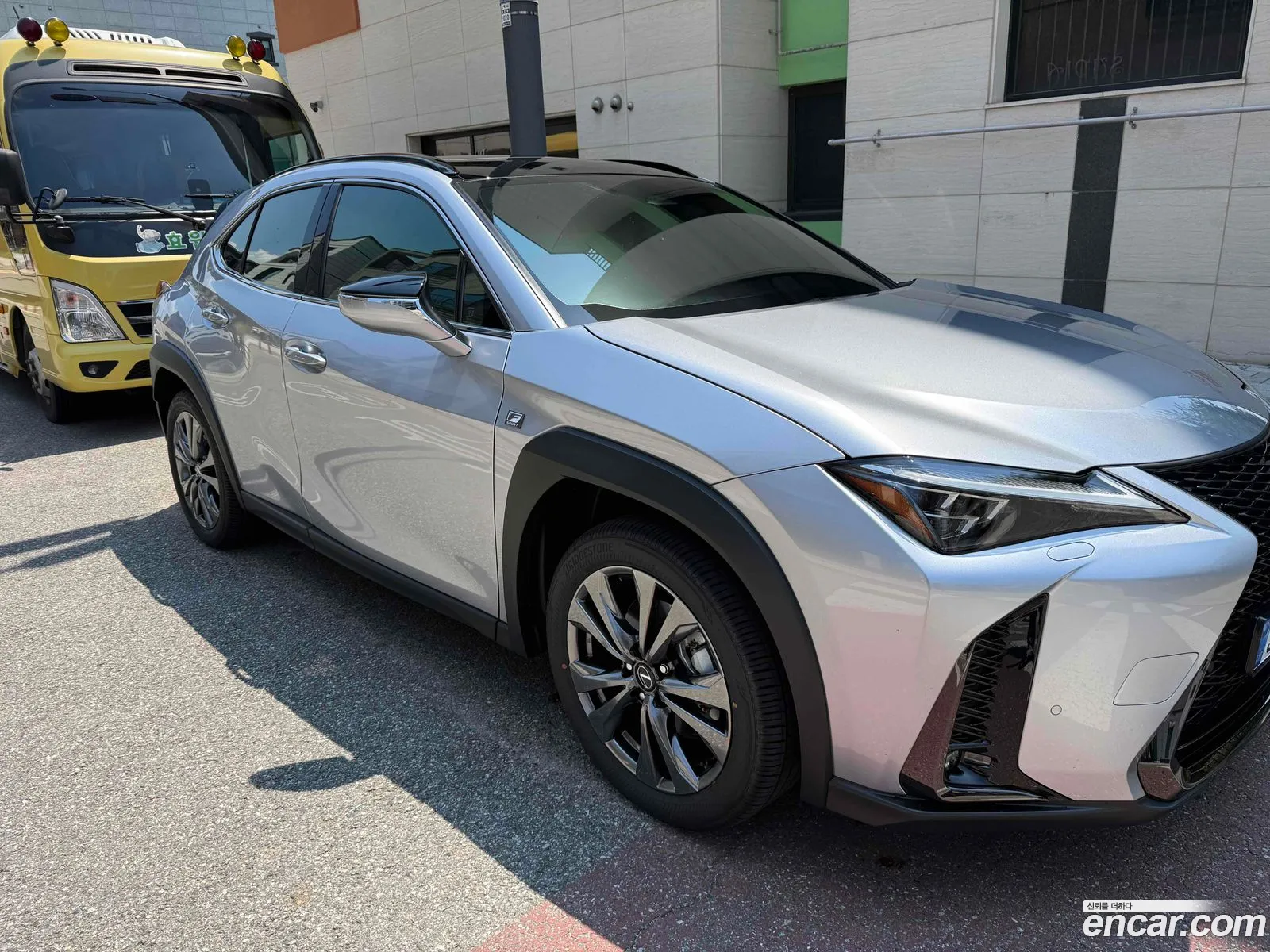 Lexus UX300h 2026 — 4