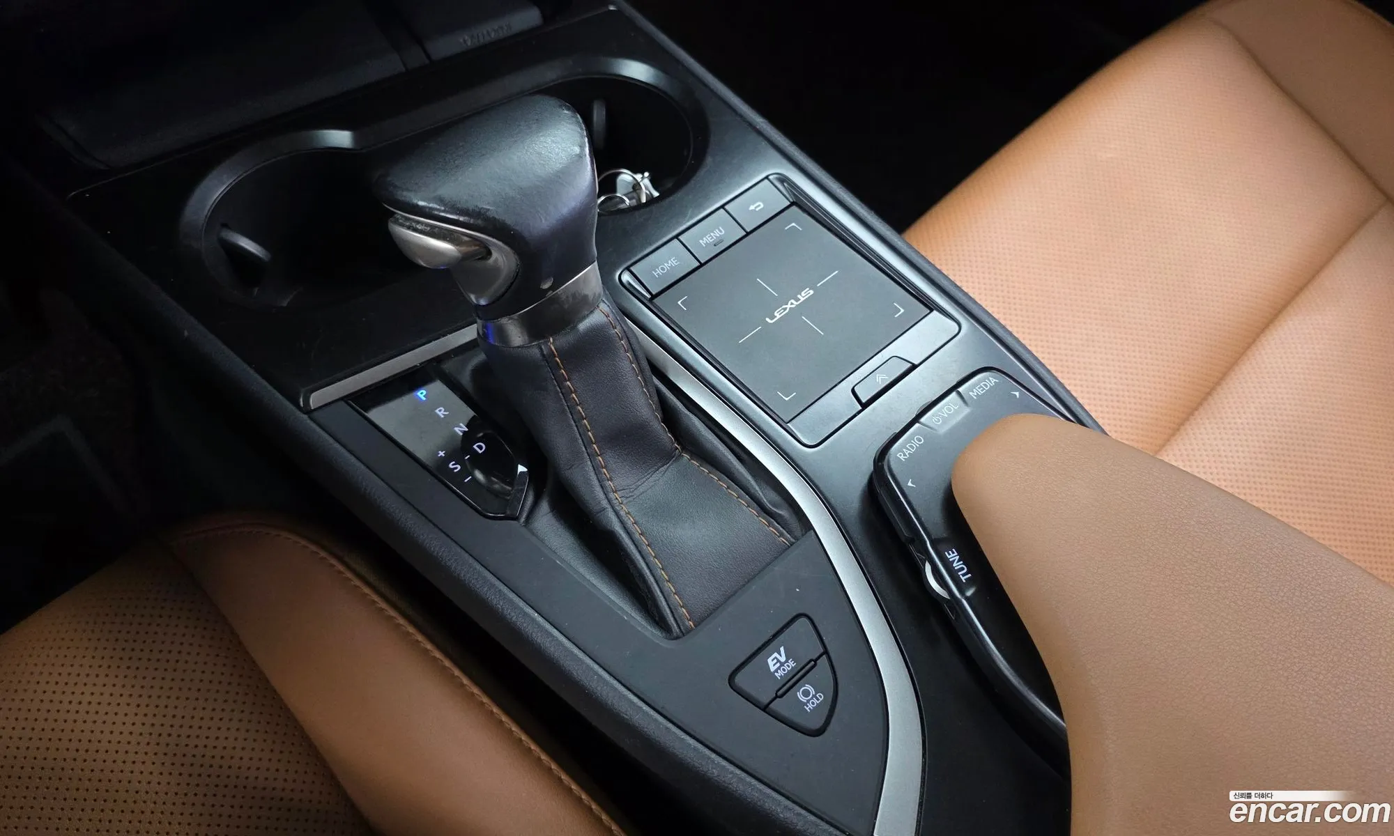Lexus UX250h 2019 — 11