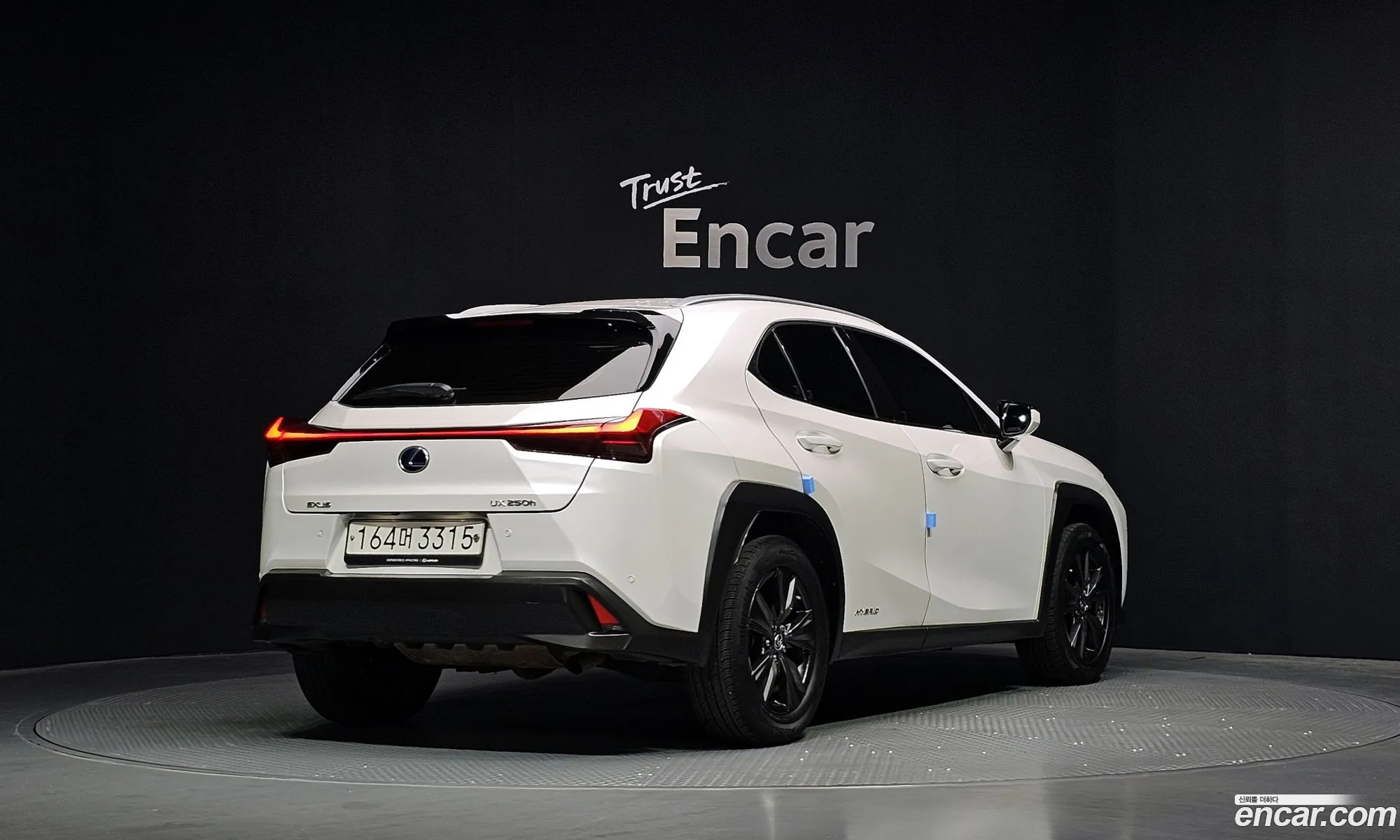 Lexus UX250h 2019 — 13