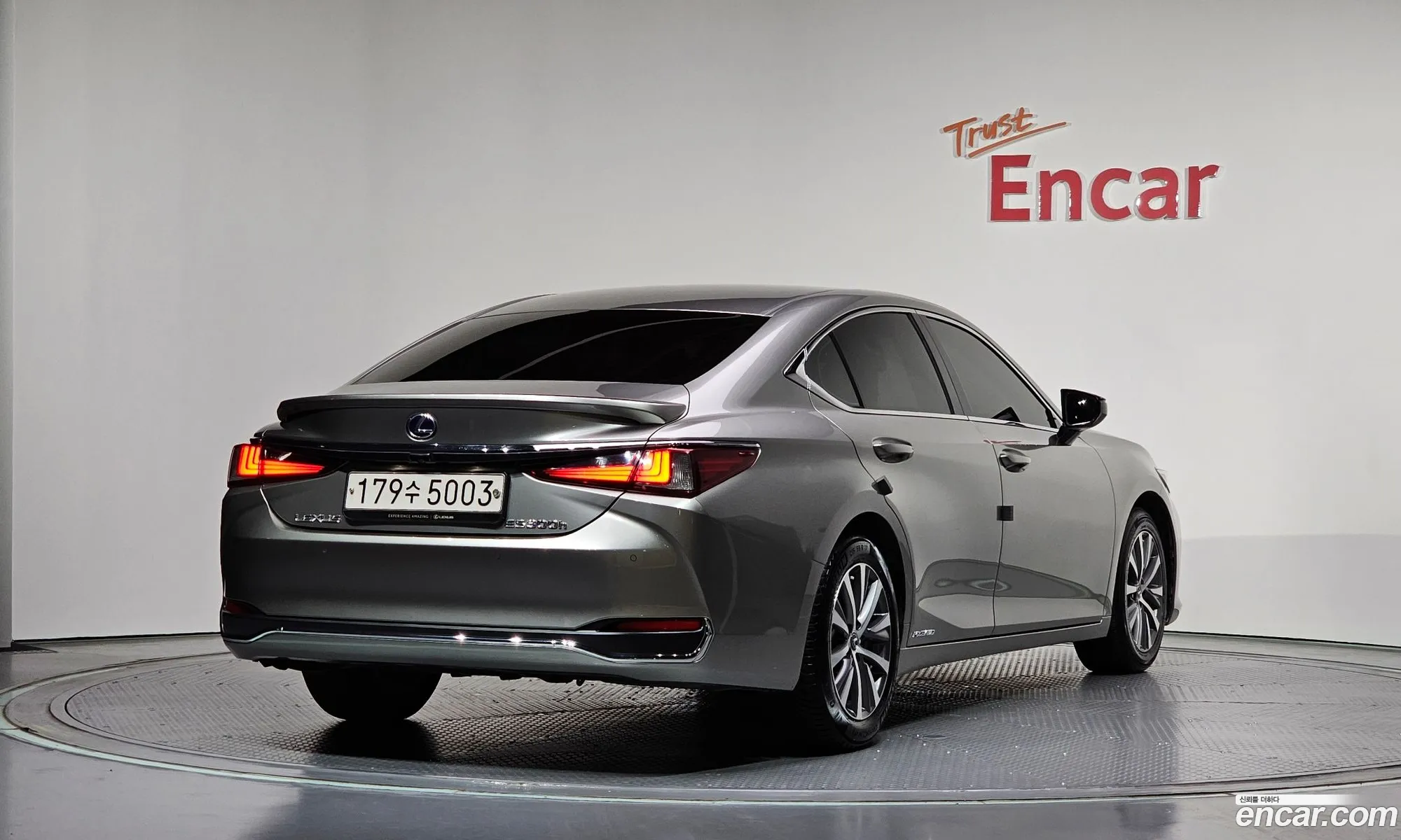 Lexus ES300h 7th Gen 2019 — 32