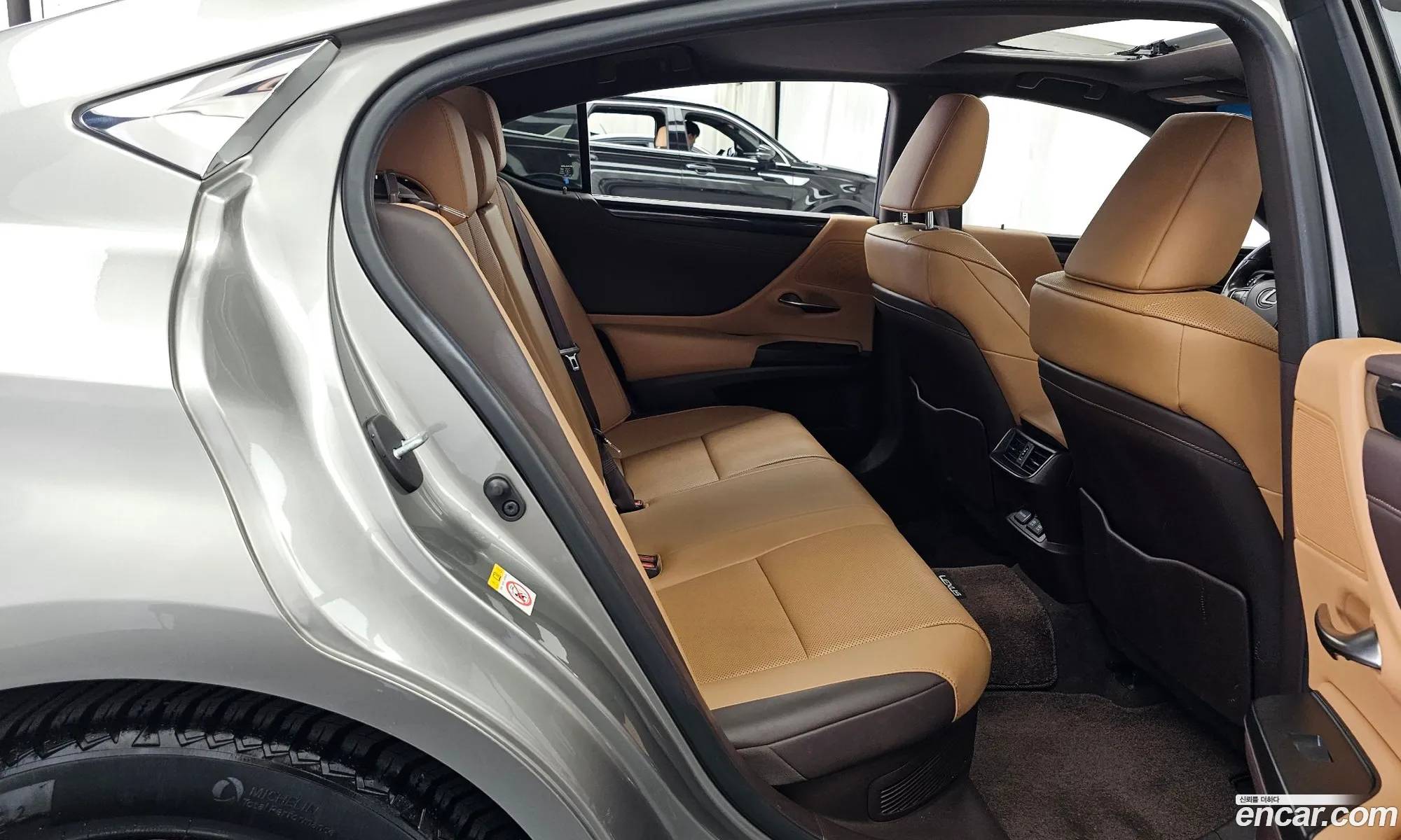 Lexus ES300h 7th Gen 2019 — 10