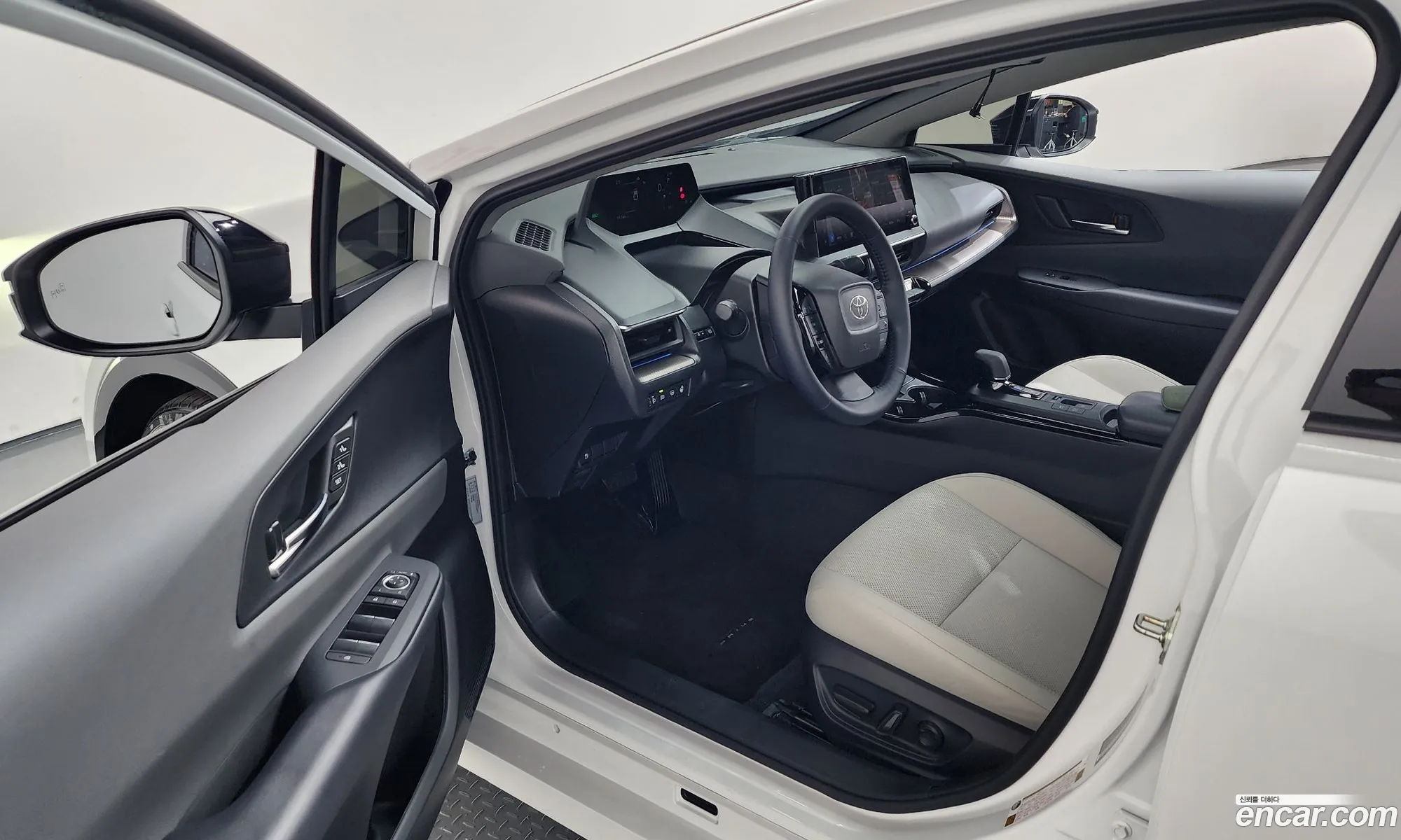 Toyota Prius 2025 JTDACBAU6S3059158 — 32