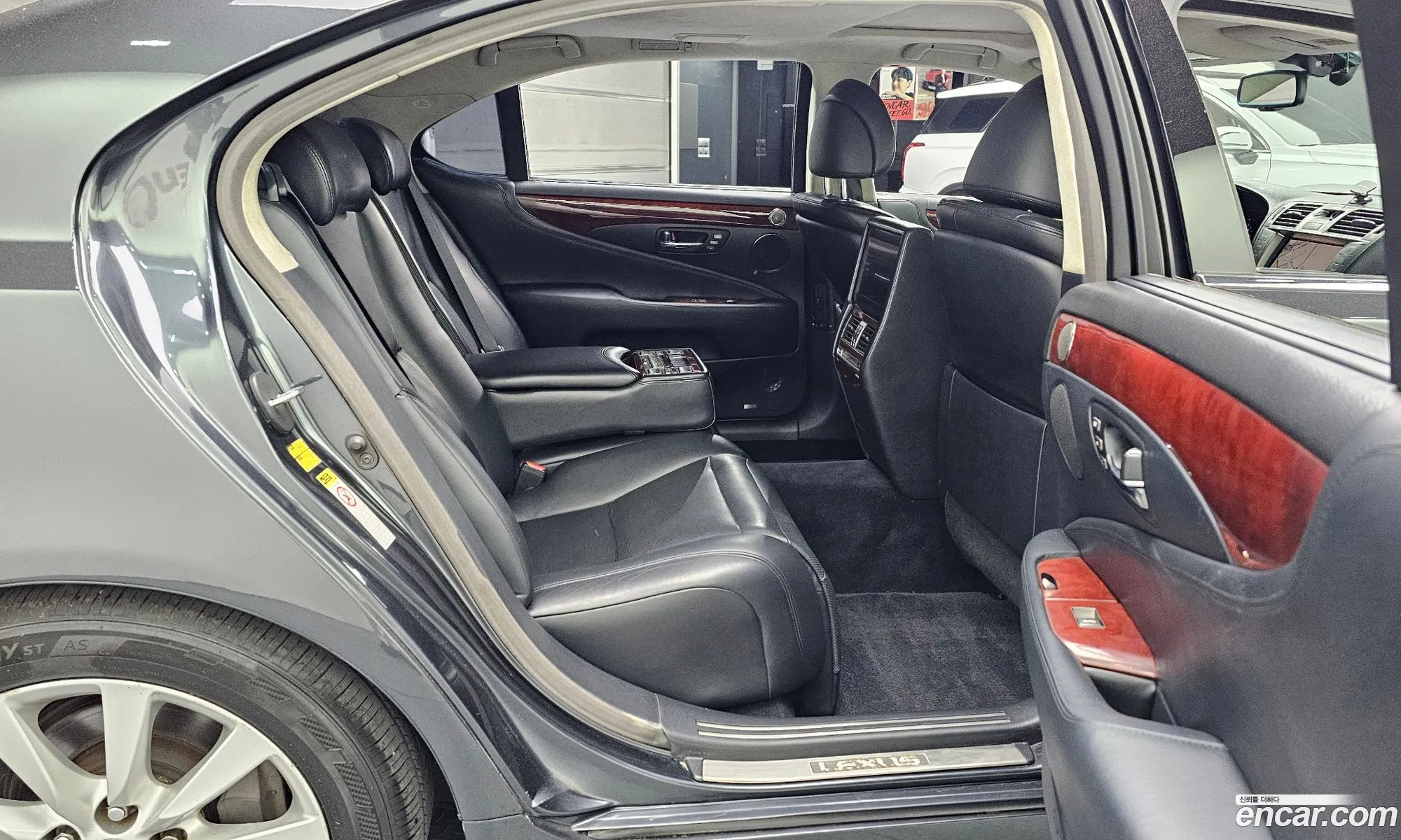 Lexus LS460L 2011 JTHGL1EF4B5042782 — 9