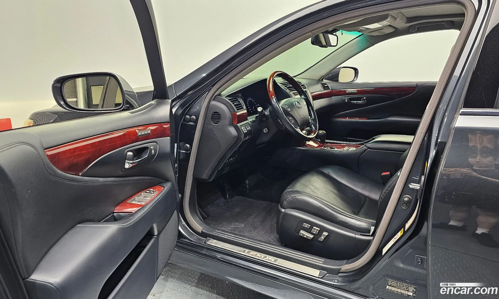 Lexus LS460L 2011 JTHGL1EF4B5042782 — 7