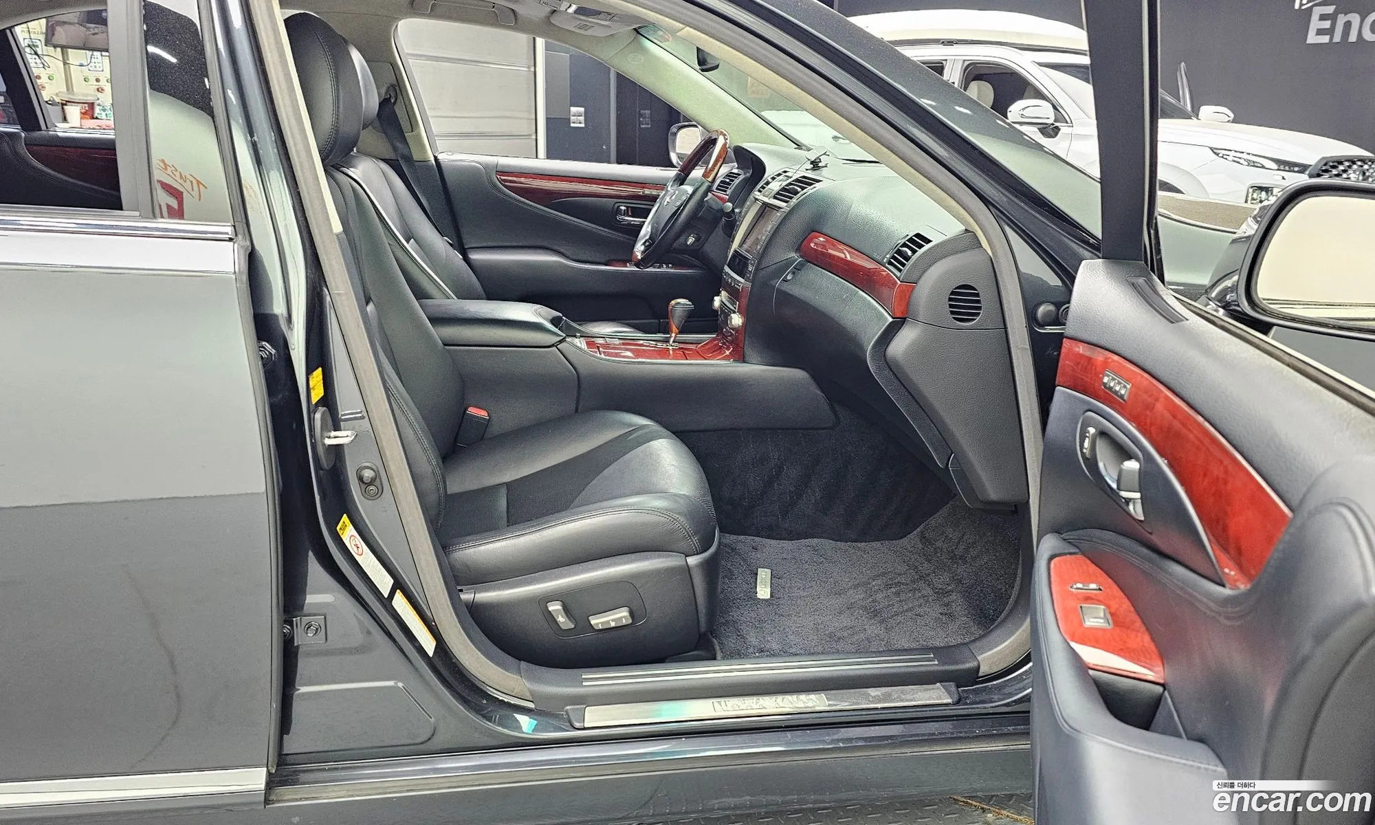 Lexus LS460L 2011 JTHGL1EF4B5042782 — 14